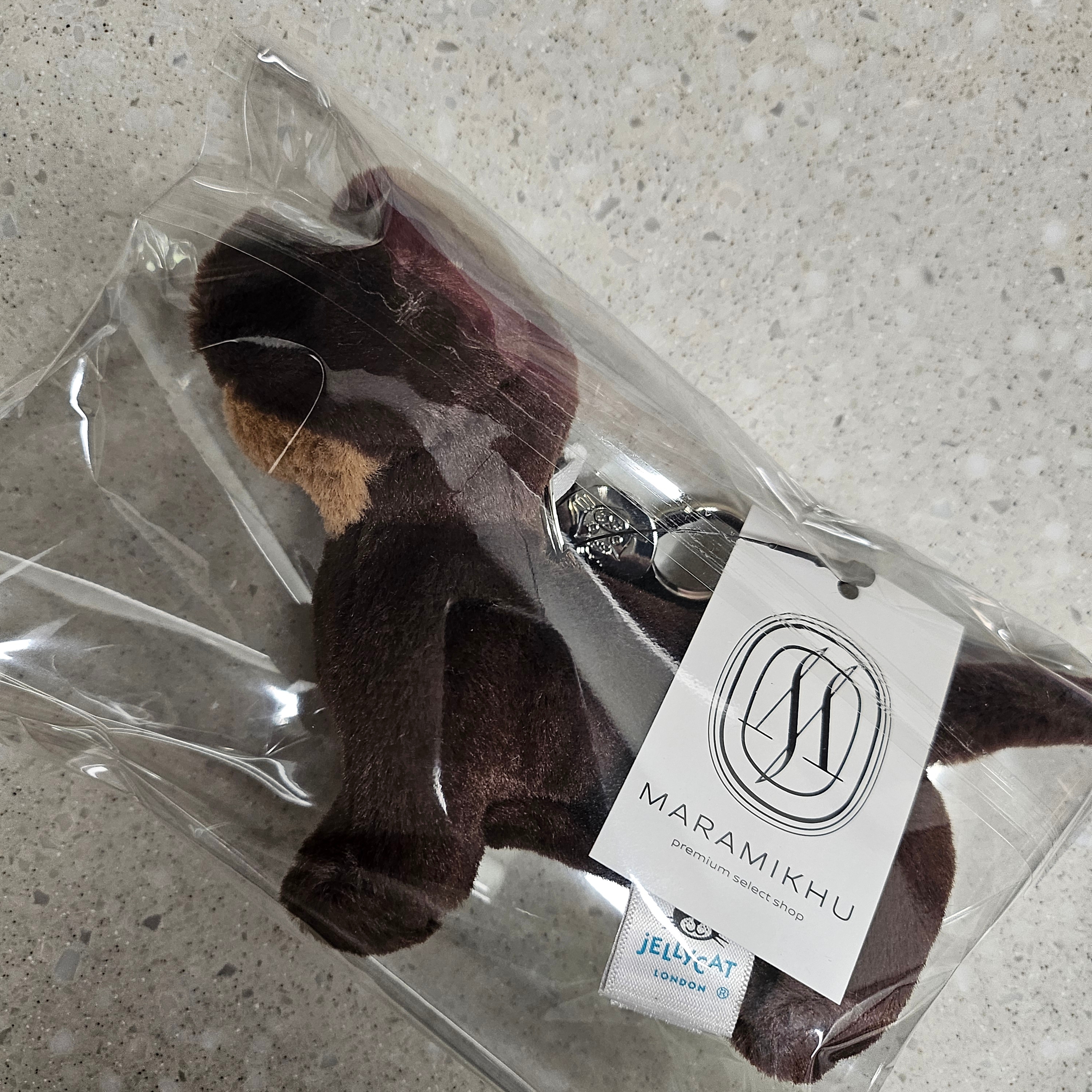 Jellycat Otto Sausage Dog Bag Charm Brown 착용 스타일