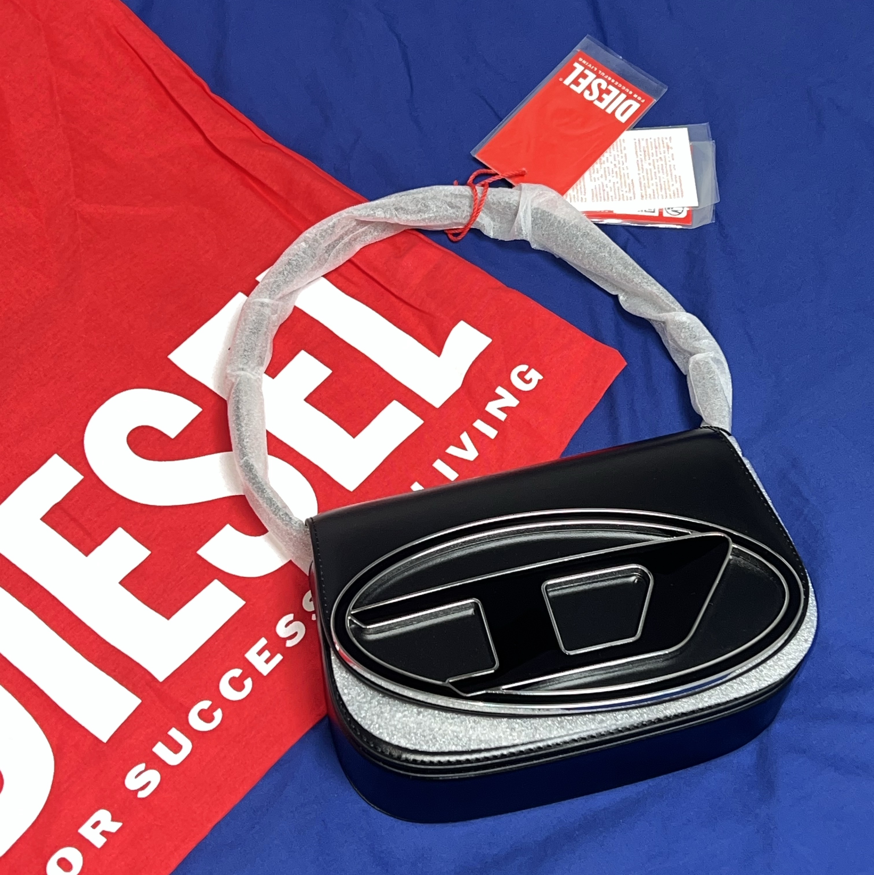 Diesel 1DR Shoulder Bag in Nappa Leather Black 착용 스타일