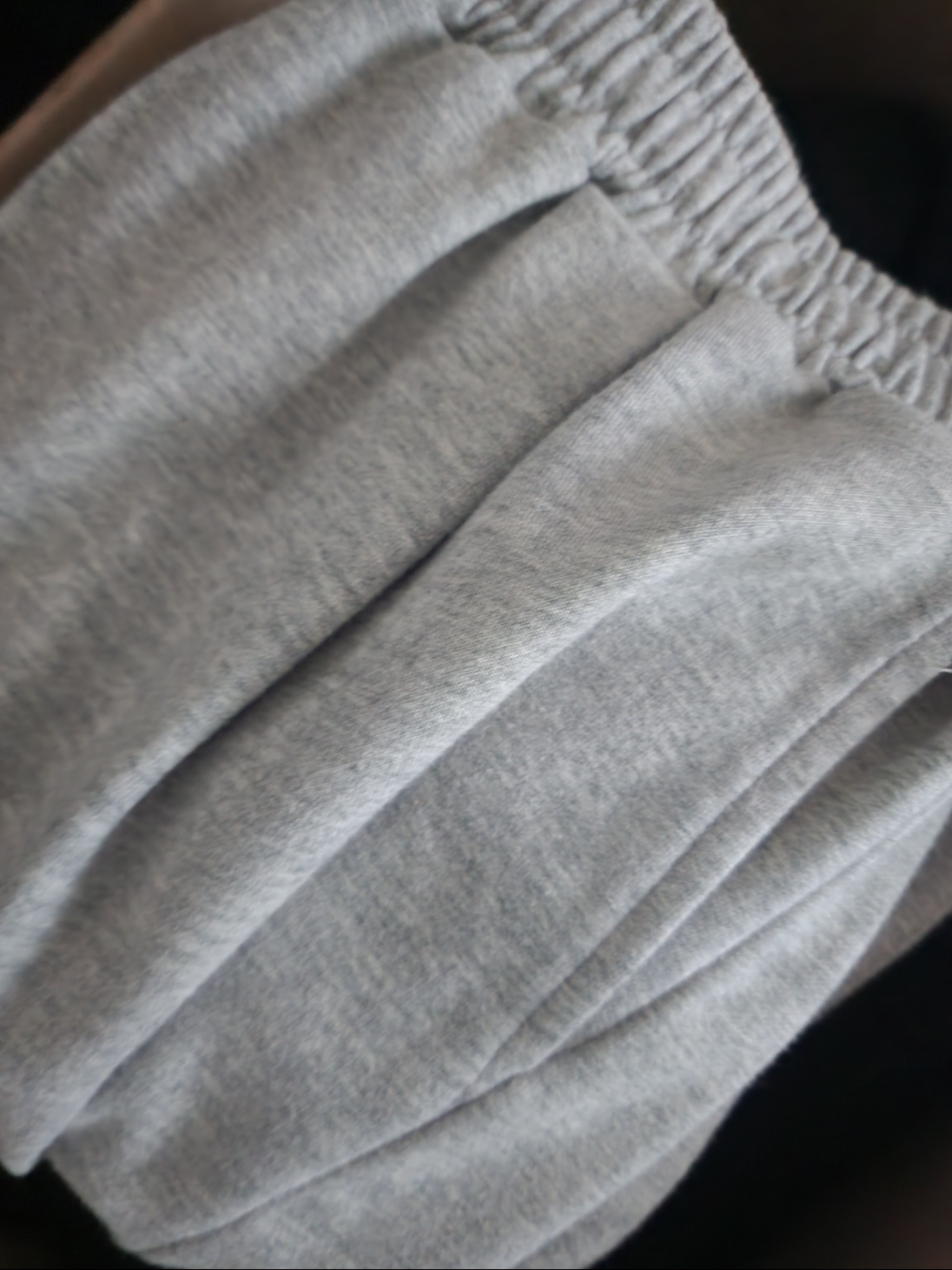 Suade Two Tuck Long Pants Grey 착용 스타일