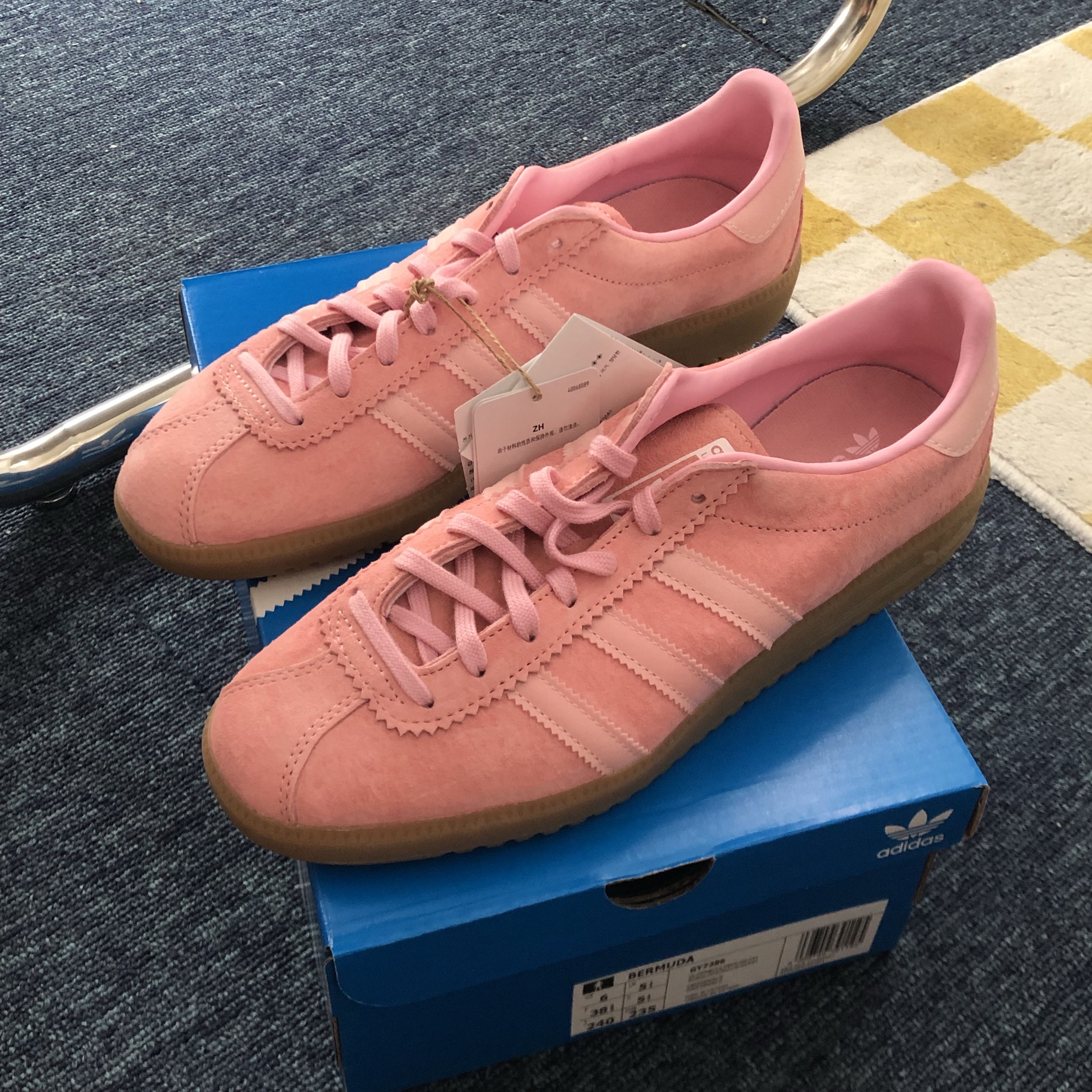 Adidas Bermuda Glow Pink 착용 스타일