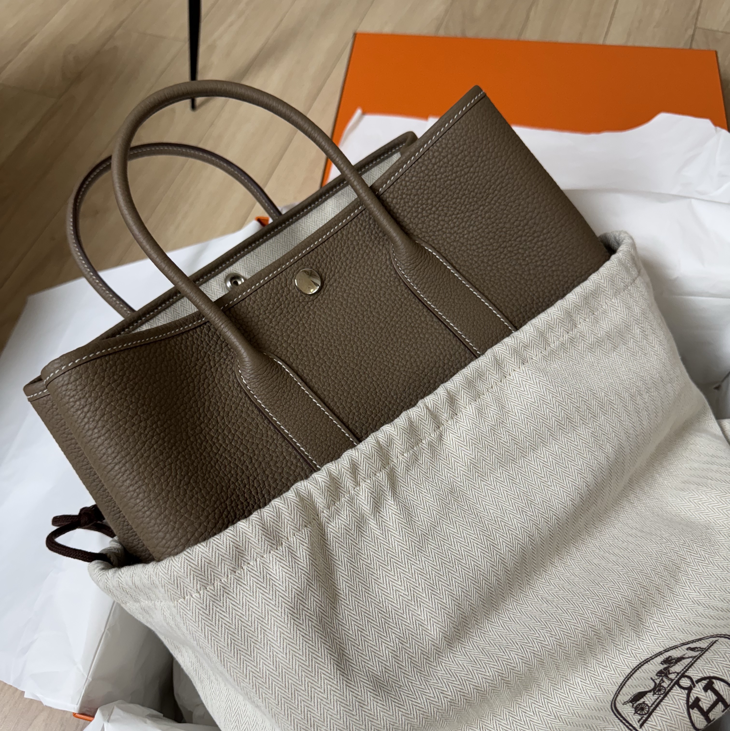 Hermes Garden Party 30 Bag Negonda & Palladium Etoupe 착용 스타일