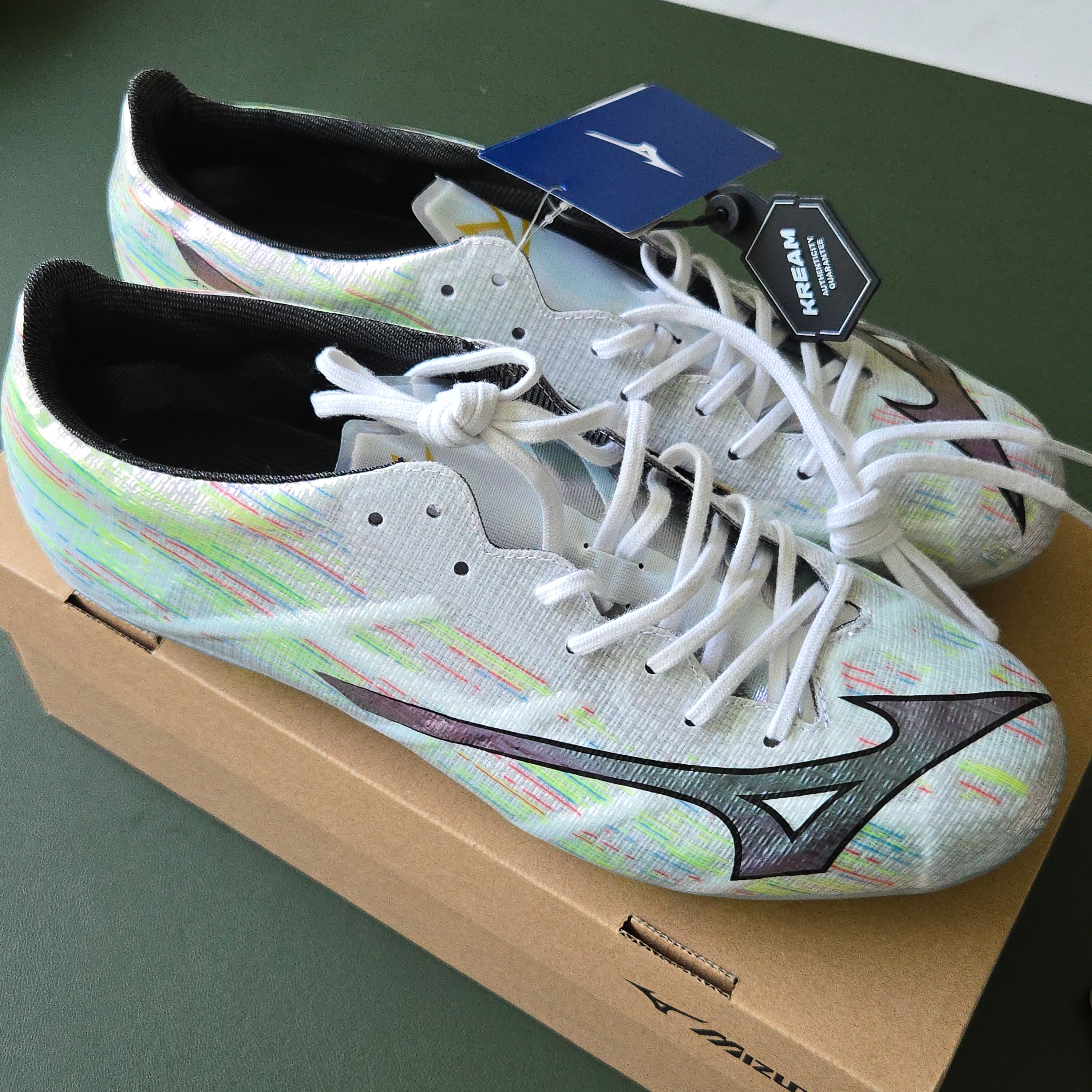 Mizuno Alpha II Elite AG White Black Iridescent 착용 스타일 - 1