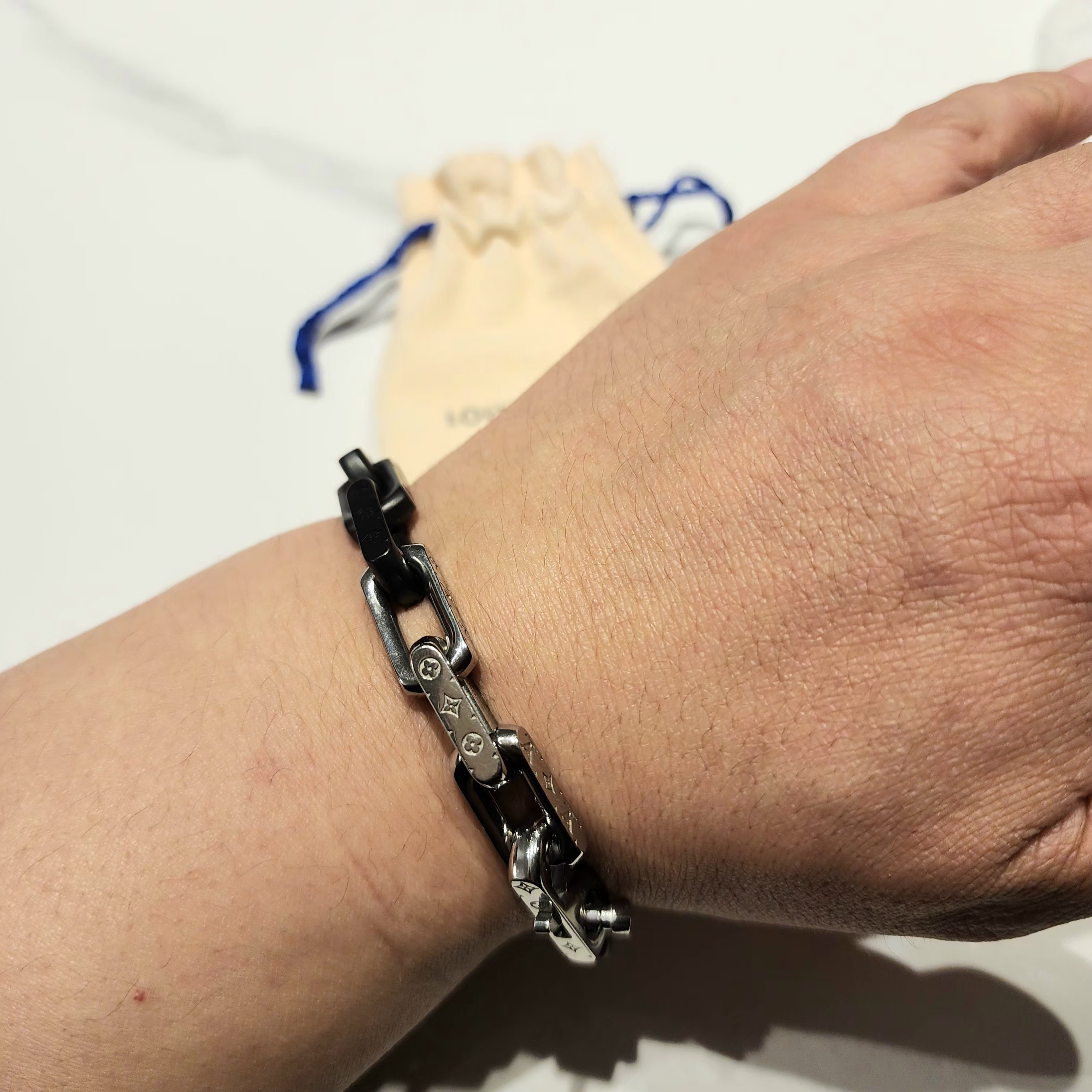 Louis Vuitton Monogram Chain Bracelet Silver Black 착용 스타일