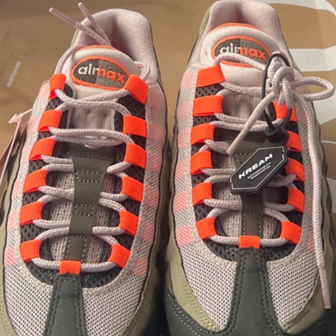 Nike Air Max 95 OG Neutral Olive Total Orange 착용 스타일