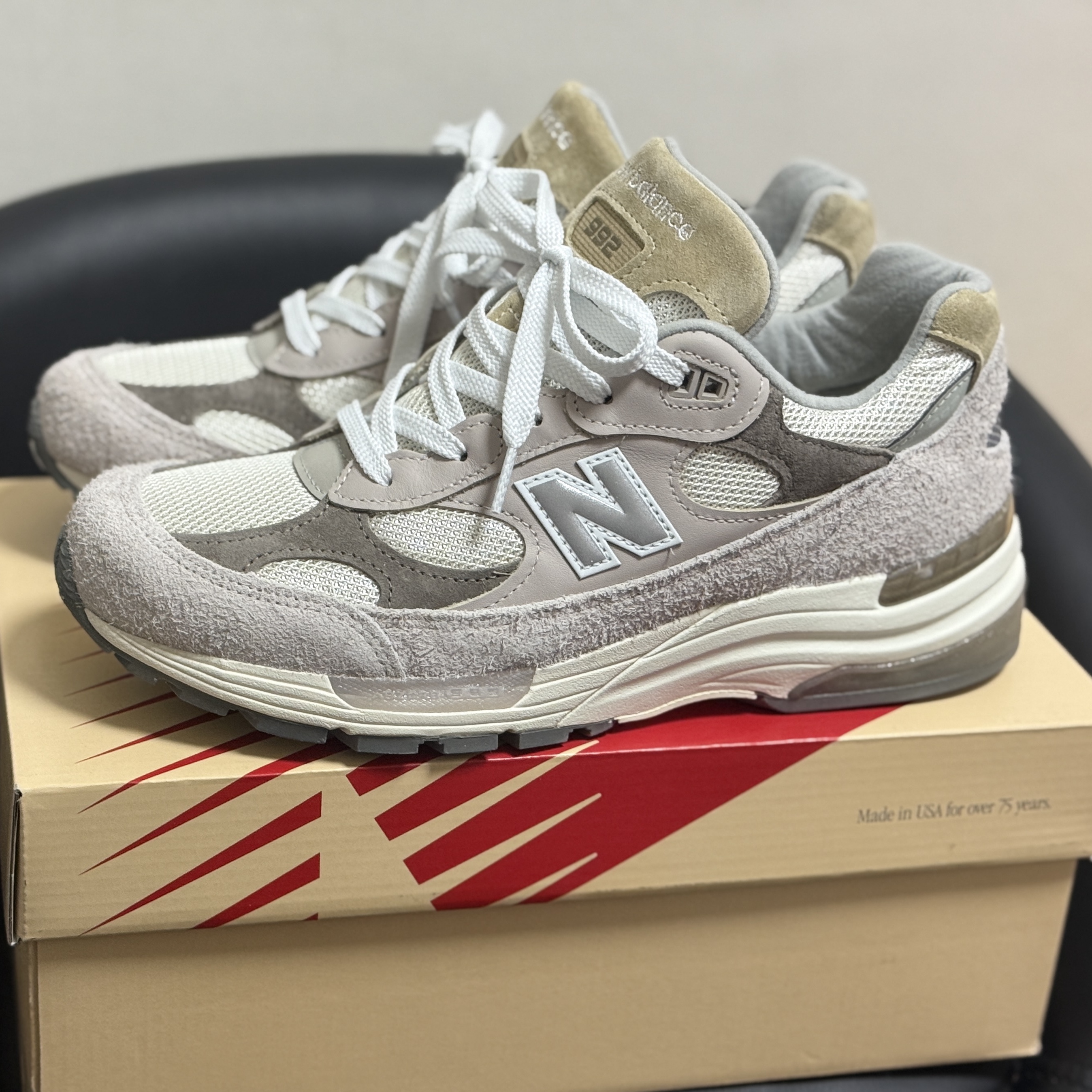 New Balance 992 Made in USA Moonrock Mushroom 착용 스타일