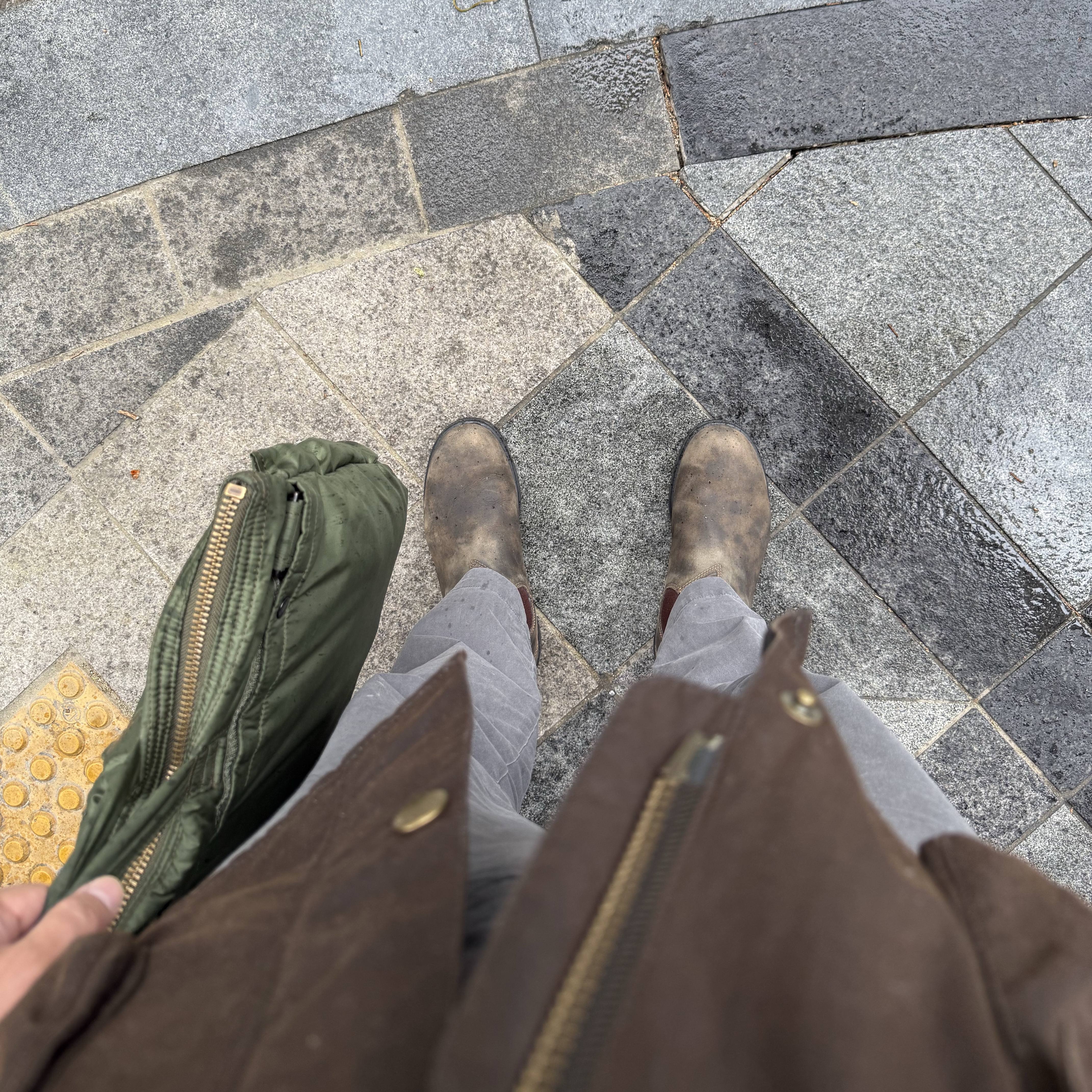 Blundstone Classic 585 Chelsea Boots Rustic Brown, Barbour Ashby Wax Jacket Olive 착용 스타일