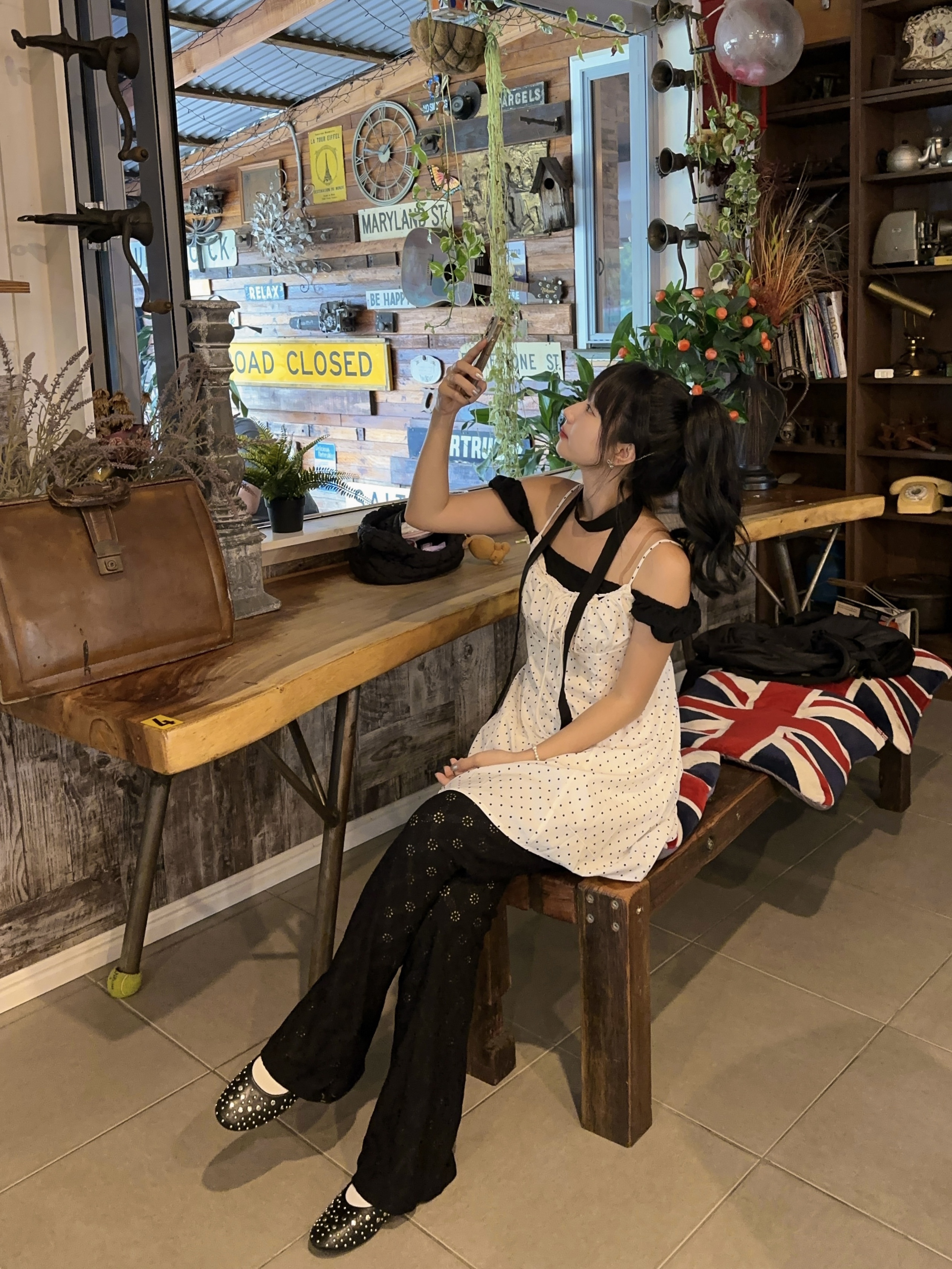 COS Quilted Mini Bag Black 착용 스타일 - 3