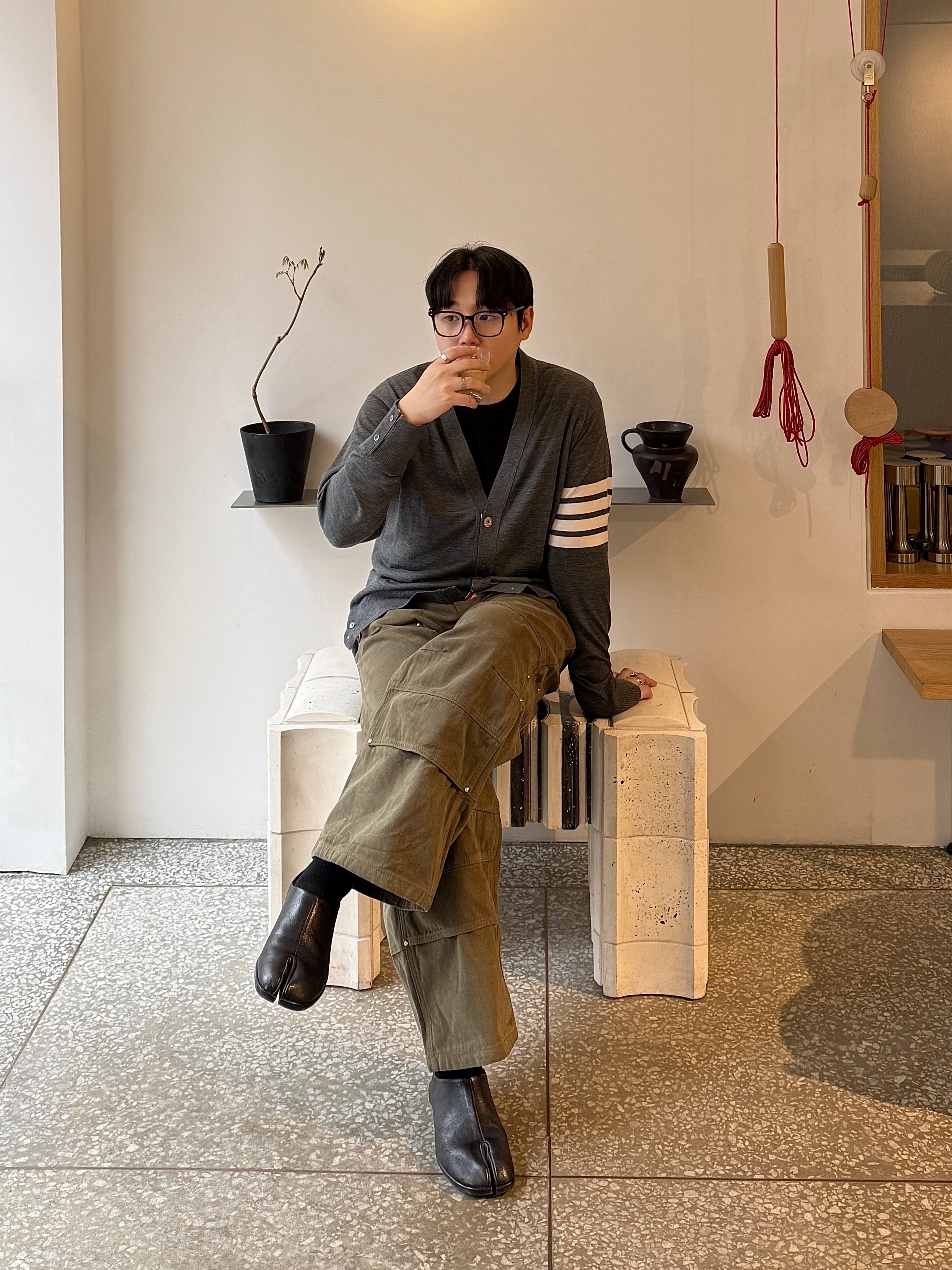 Thom Browne Sustainable Fine Merino Wool 4-Bar Classic Cardigan Dark Grey, Vacant Archive Unisex Nova Carpenter Pants Khaki 착용 스타일 - 1
