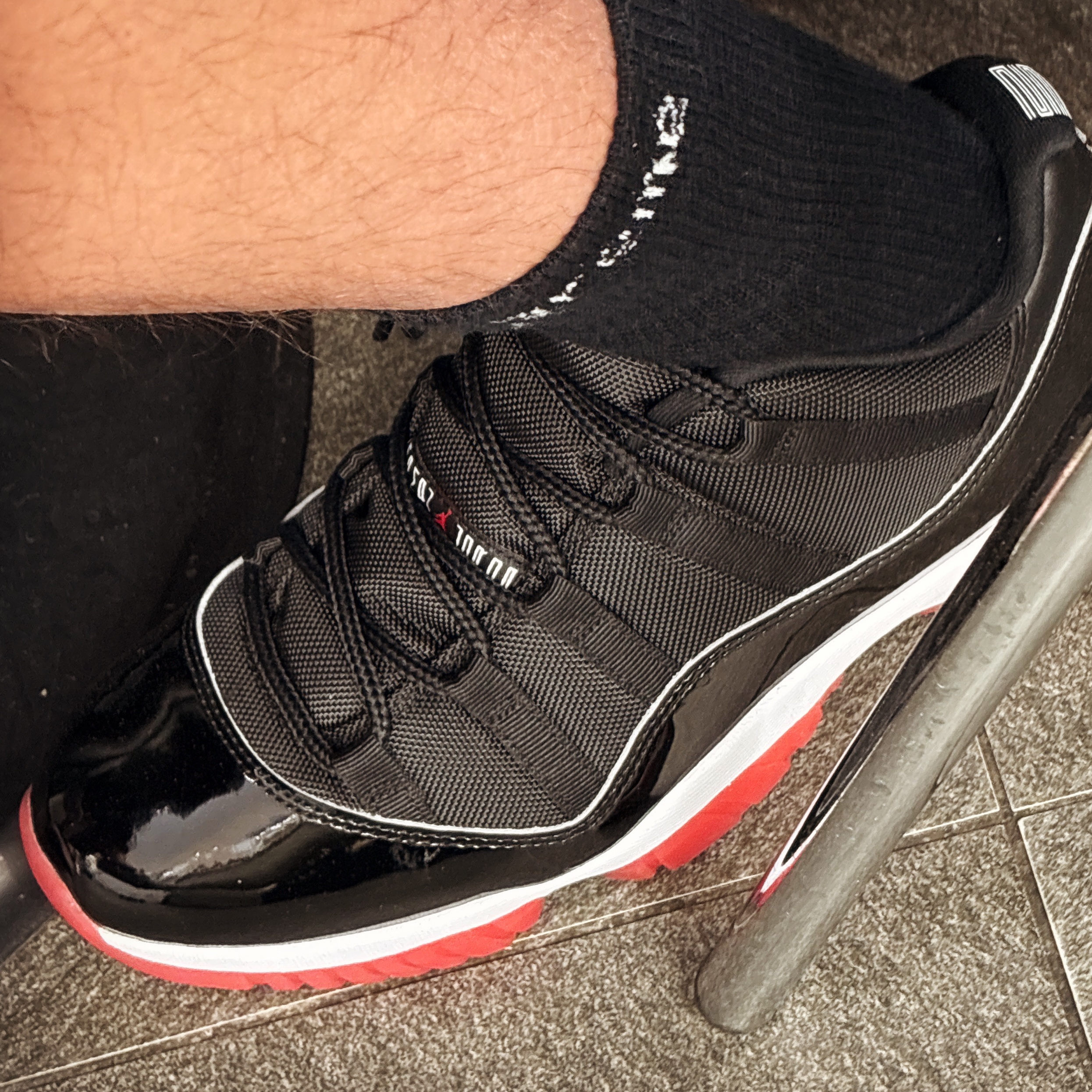 Jordan 11 Retro Low Bred 2025, Supreme Hanes Crew Socks Black (4 Pack) 착용 스타일