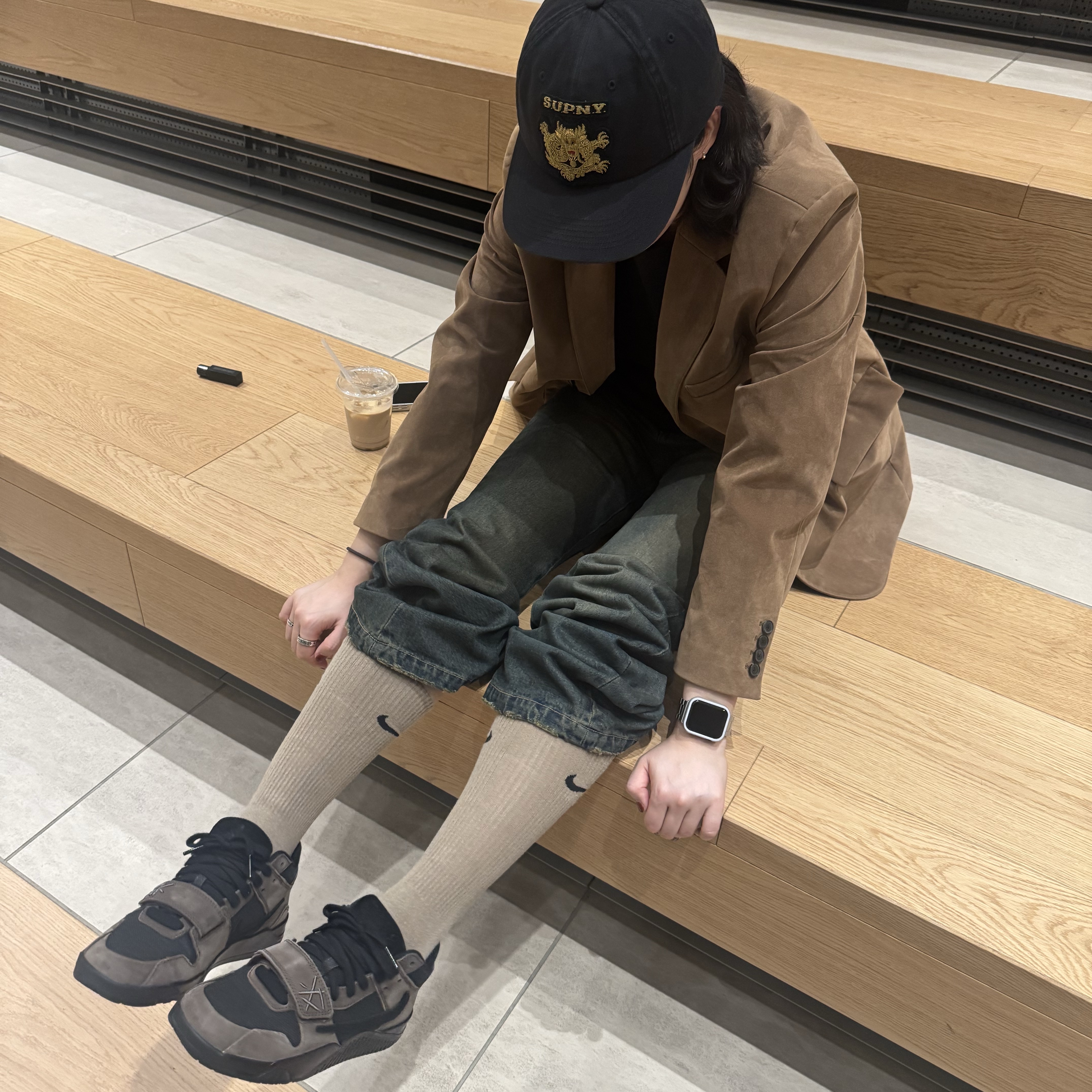 Supreme Bullion Dragon 6-Panel Black - 25SS, Jordan x Travis Scott Jumpman Jack TR Black and Dark Mocha 착용 스타일 - 4