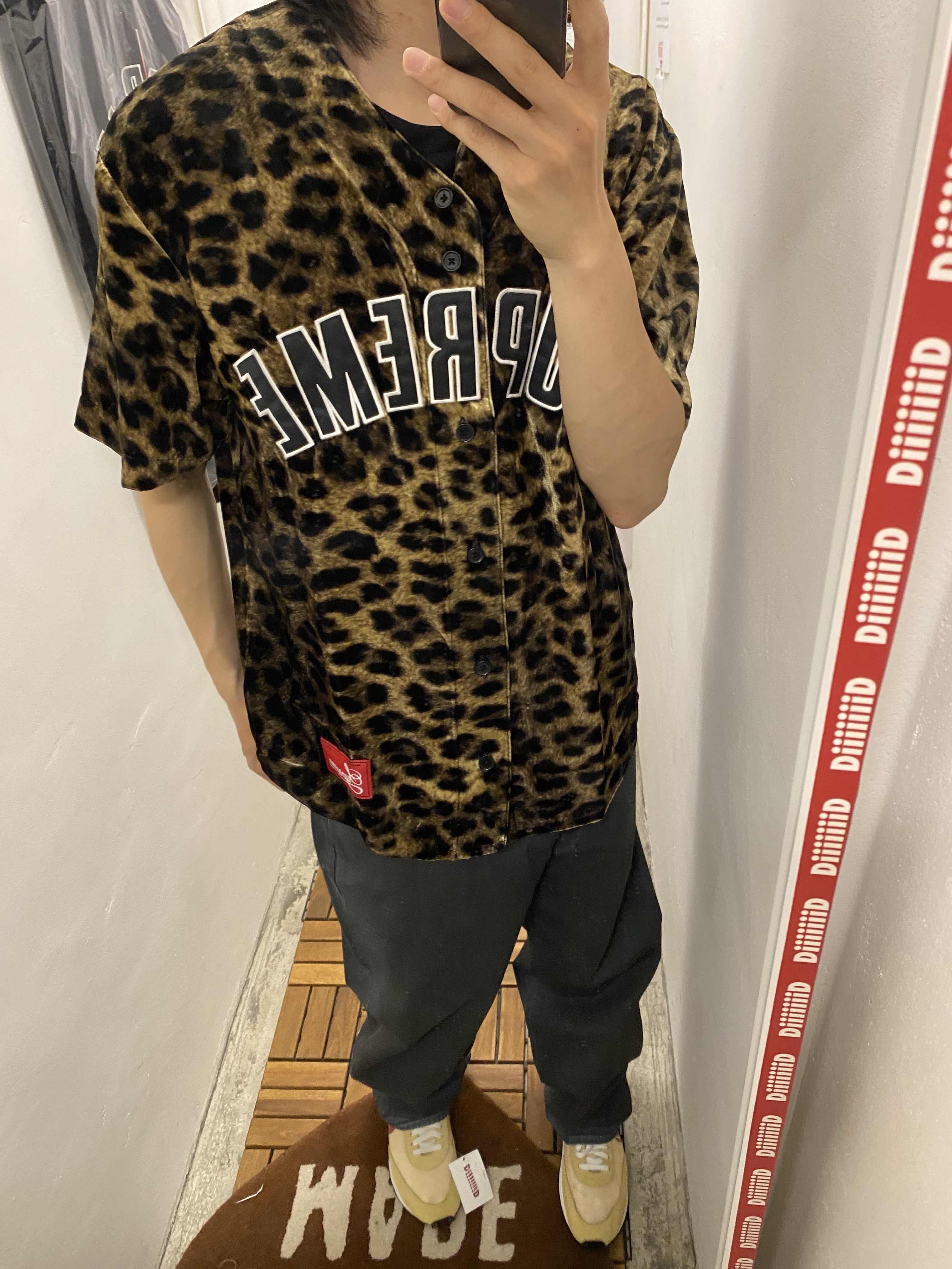Supreme Velvet Baseball Jersey Leopard - 25SS, Nike Daybreak SP Topaz Gold 착용 스타일 - 3