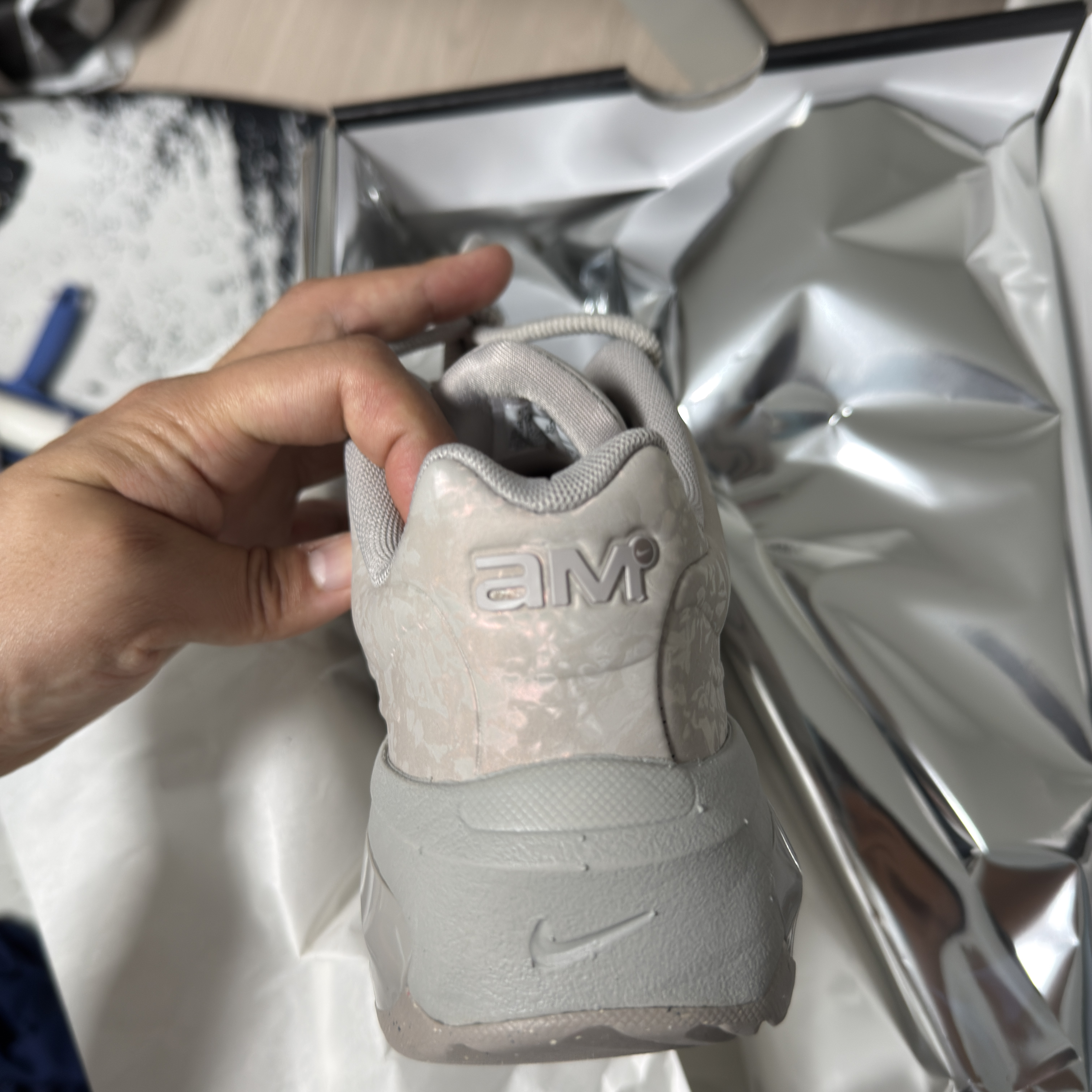 (W) Nike Air Max Muse College Grey 착용 스타일 - 2
