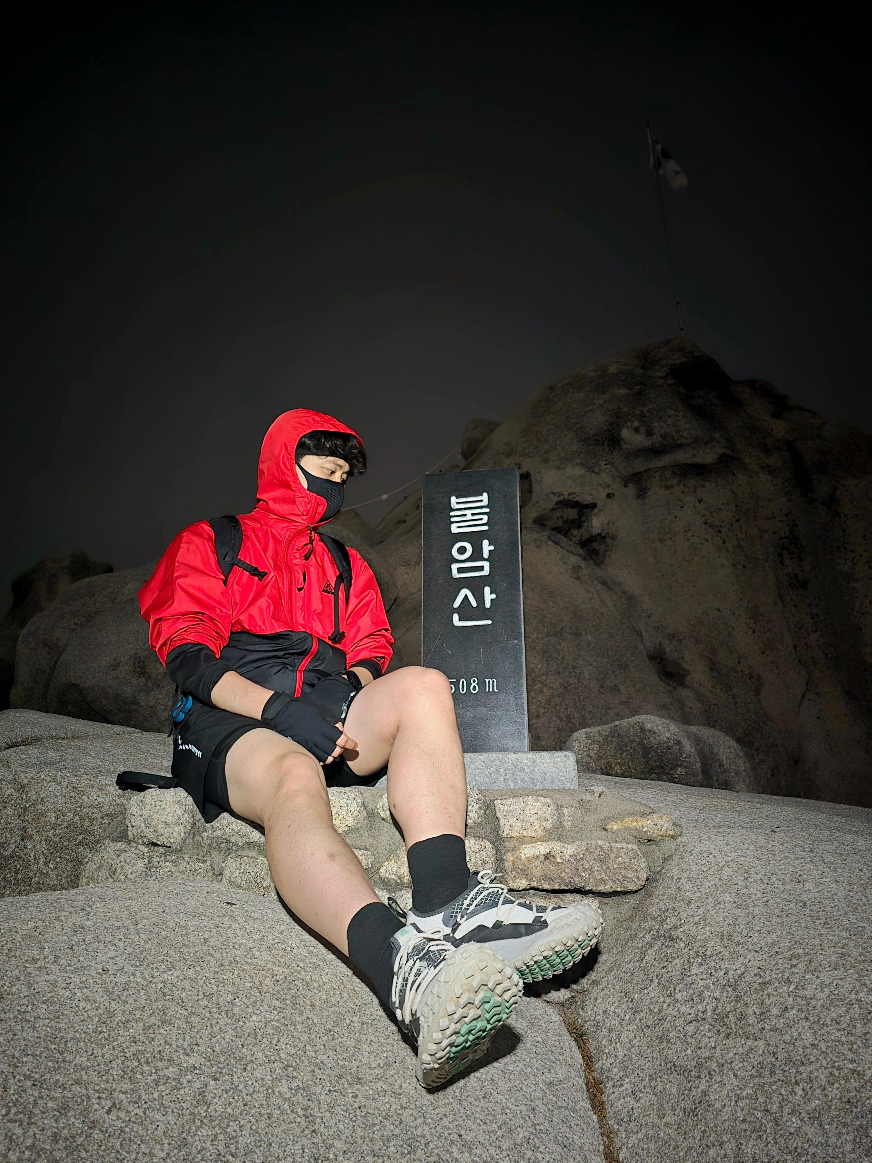 Nike ACG Mountain Fly Low SE White and Black 착용 스타일 - 2