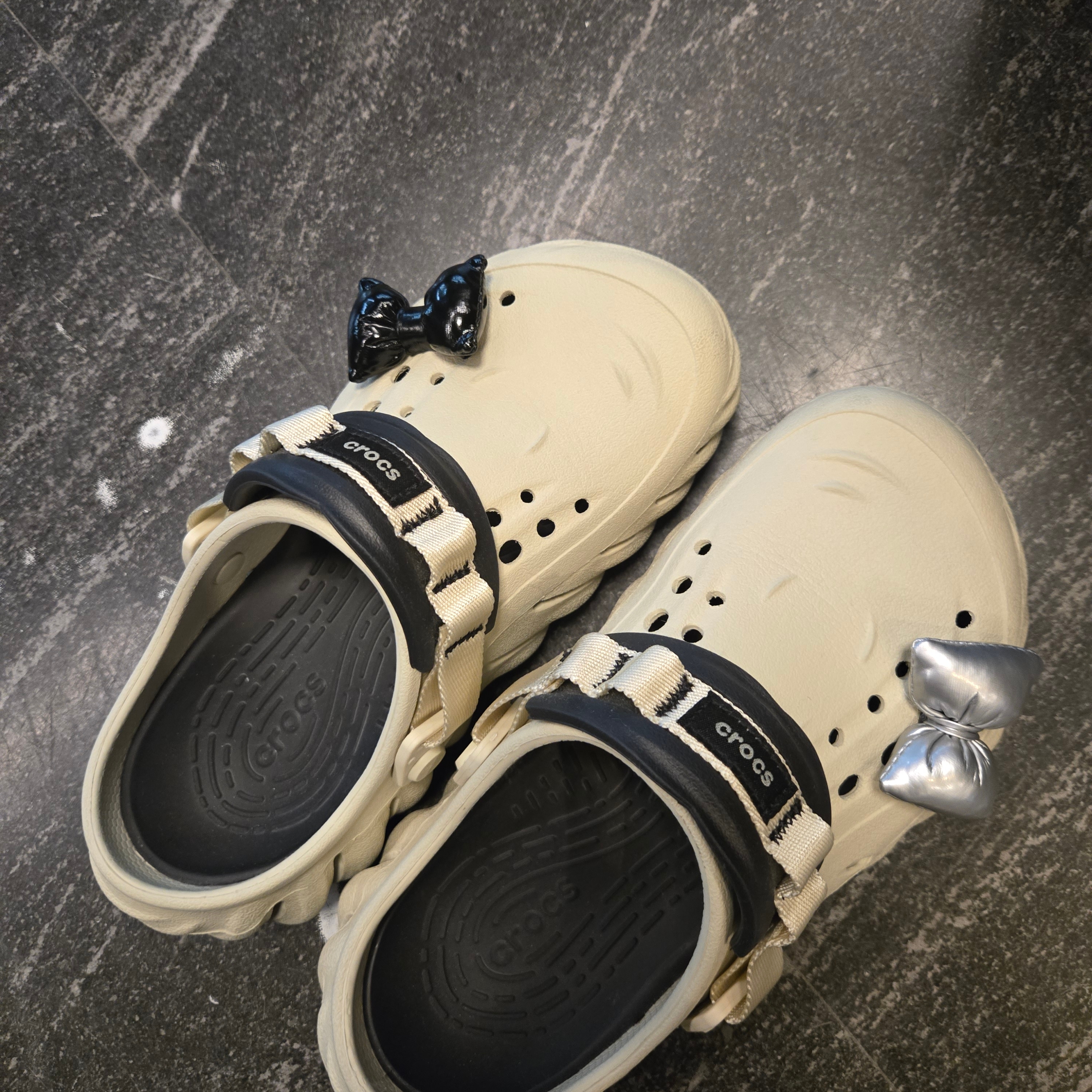 Crocs Echo Clog Bone Black 착용 스타일