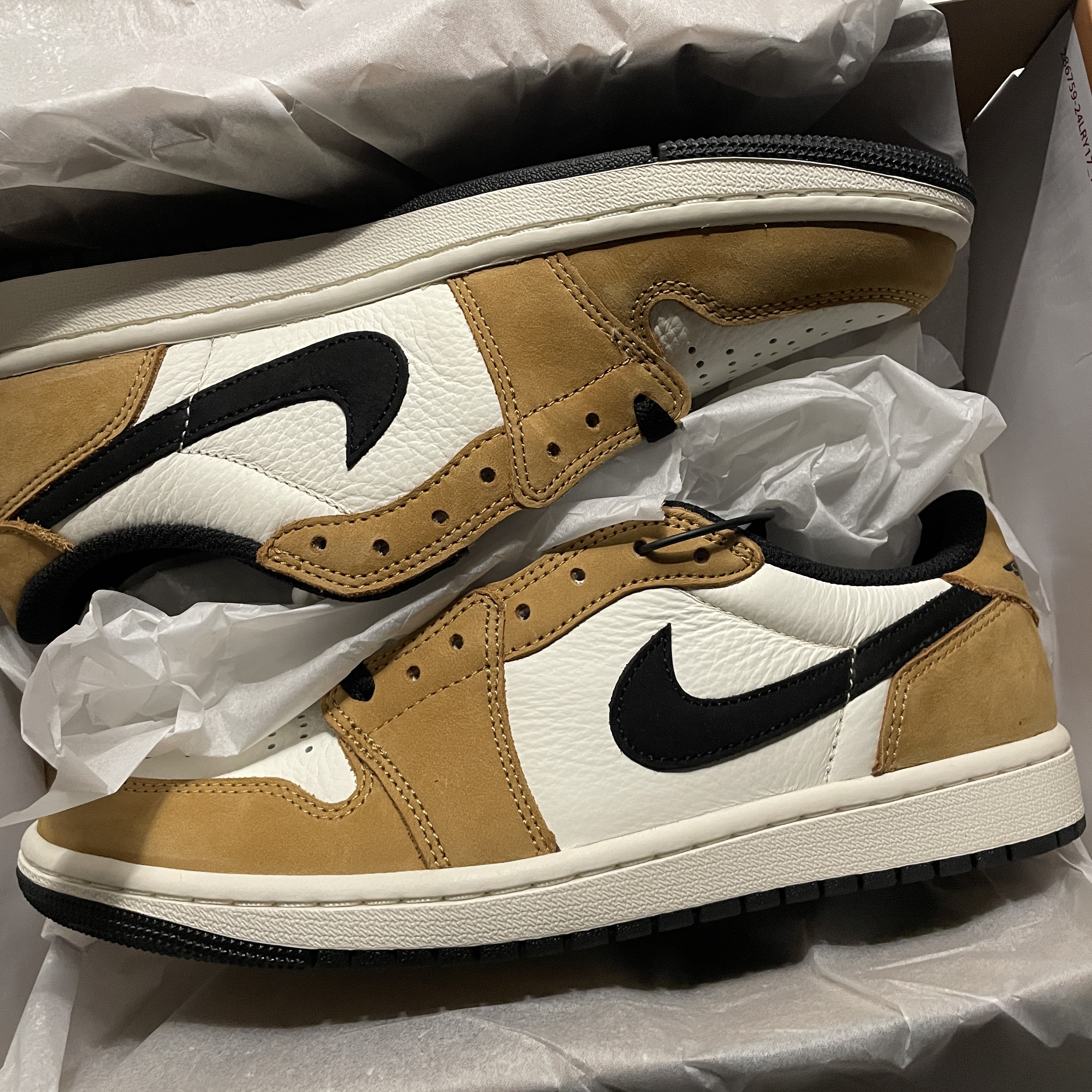 Jordan 1 Low OG Sail and Golden Harvest 착용 스타일