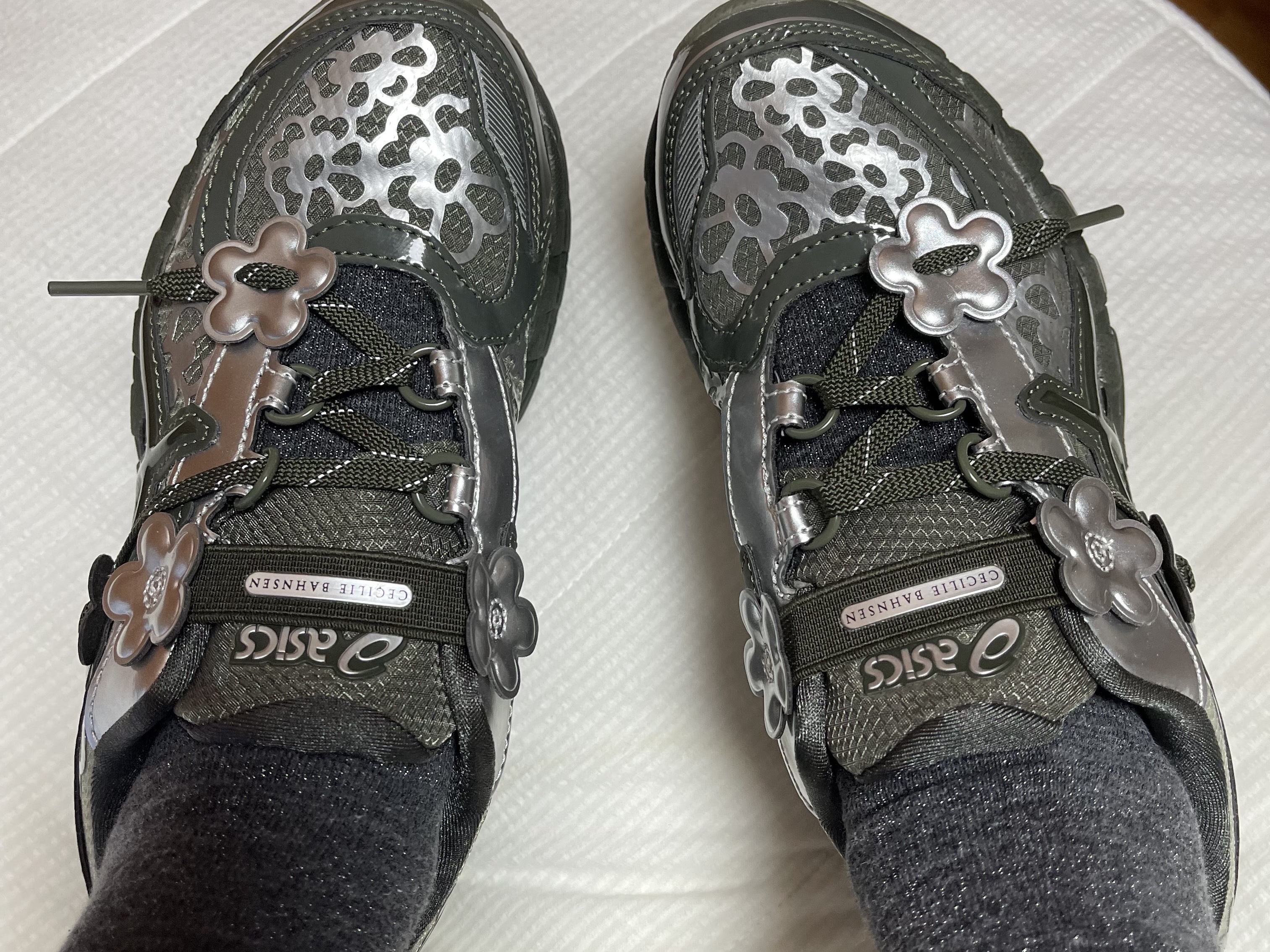 Asics x Cecilie Bahnsen Gel-Kayano 20 Olive 착용 스타일 - 2