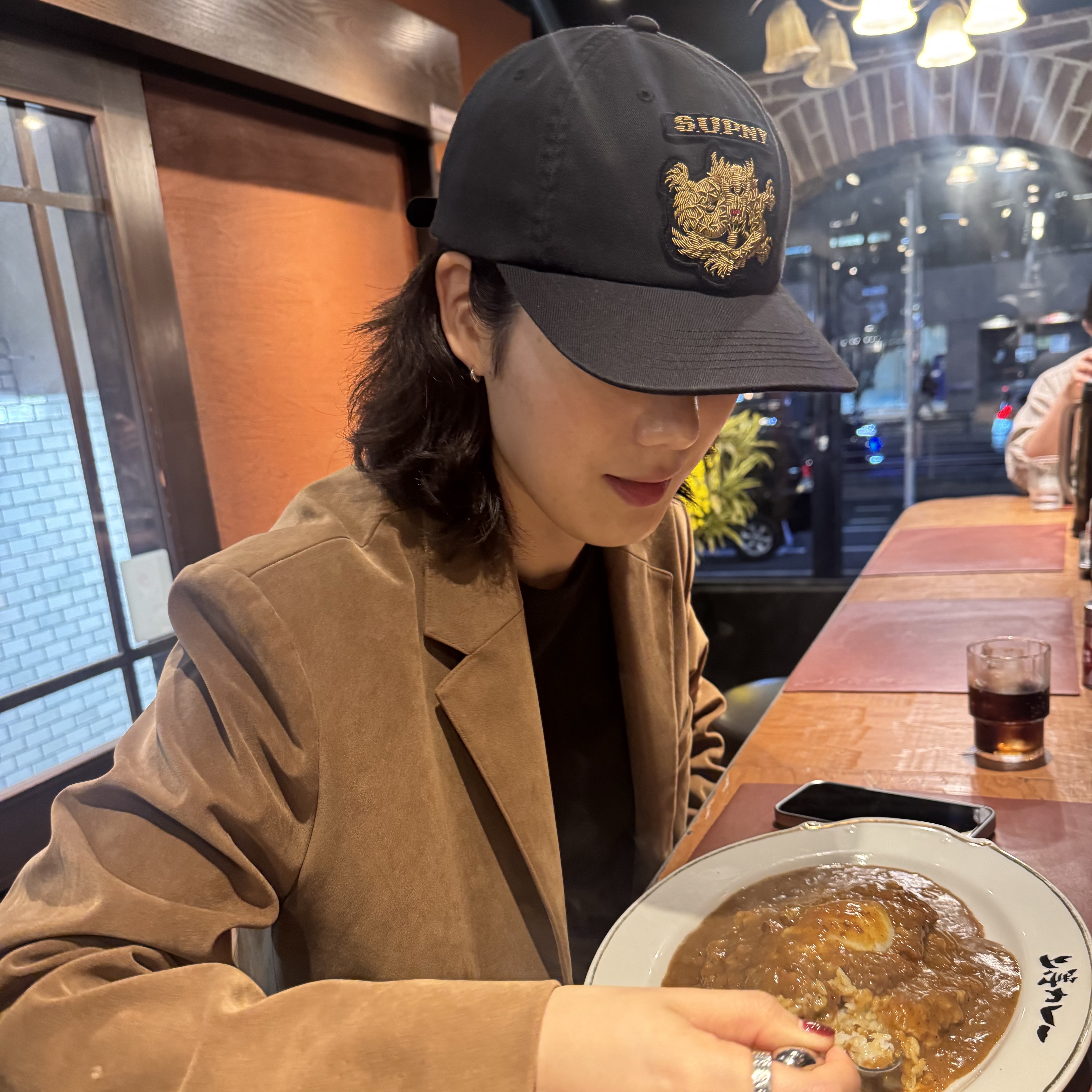 Supreme Bullion Dragon 6-Panel Black - 25SS, Jordan x Travis Scott Jumpman Jack TR Black and Dark Mocha 착용 스타일 - 1