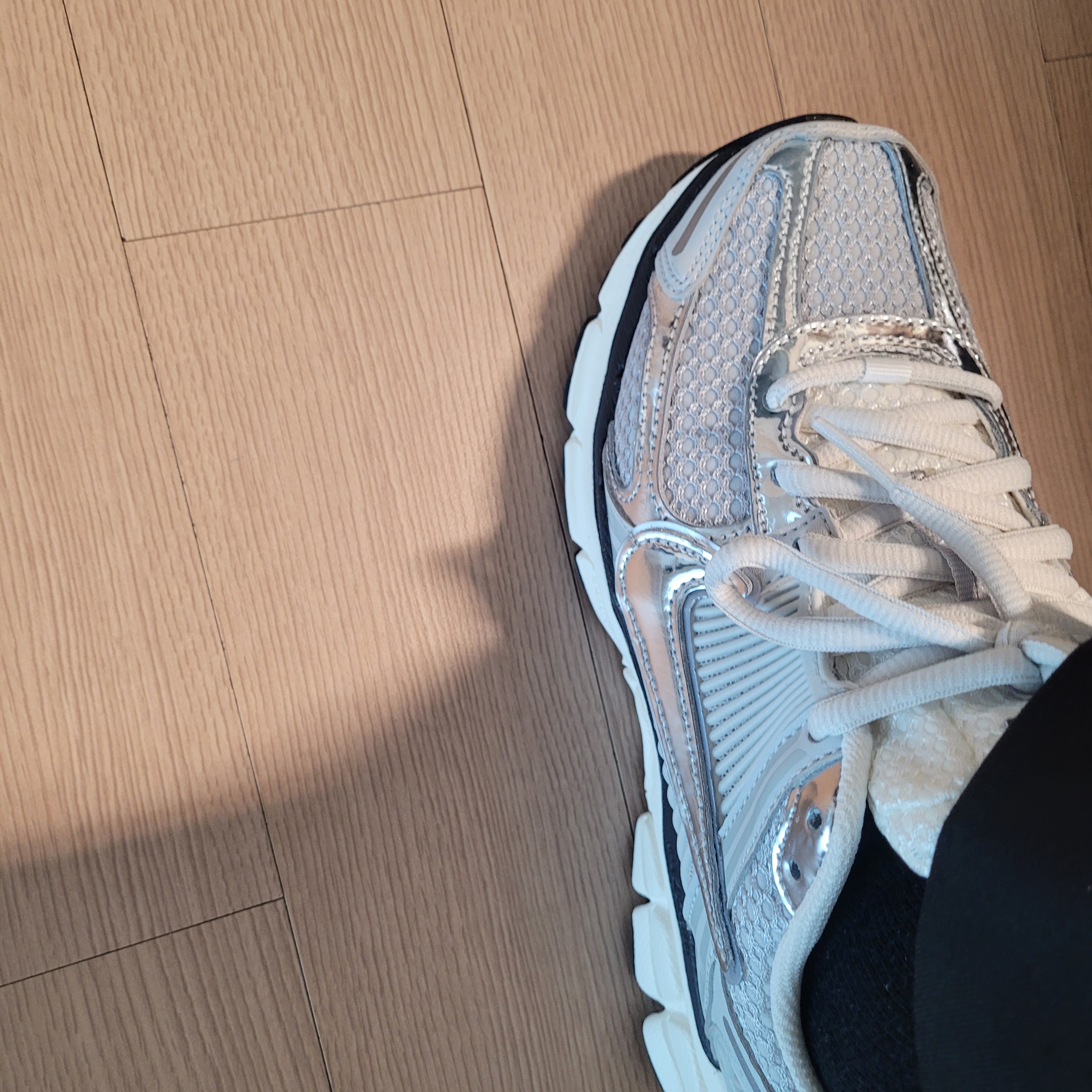 (W) Nike Zoom Vomero 5 Photon Dust and Metallic Silver 착용 스타일 - 2