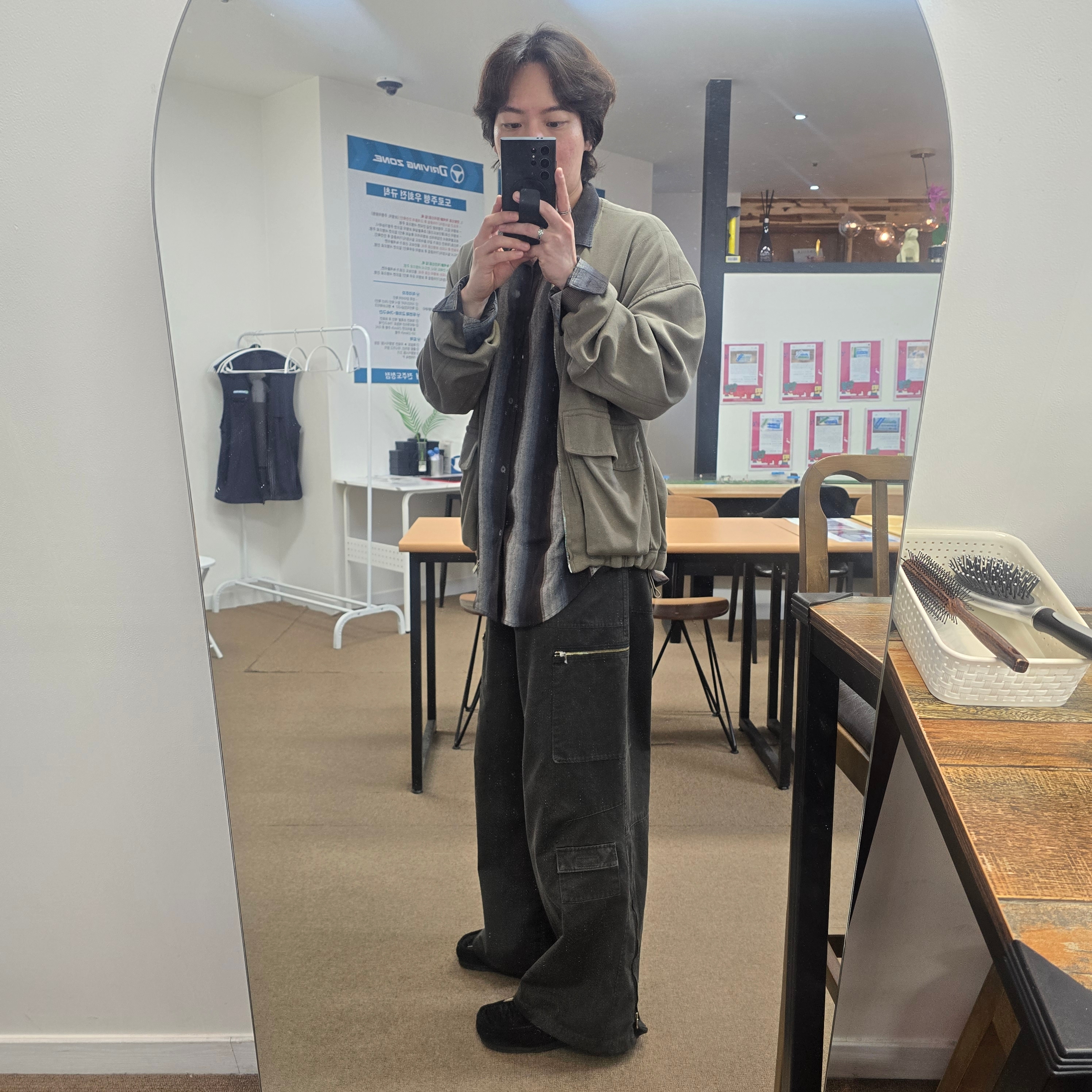 Polyteru Flight Pants Khaki Charcoal 착용 스타일