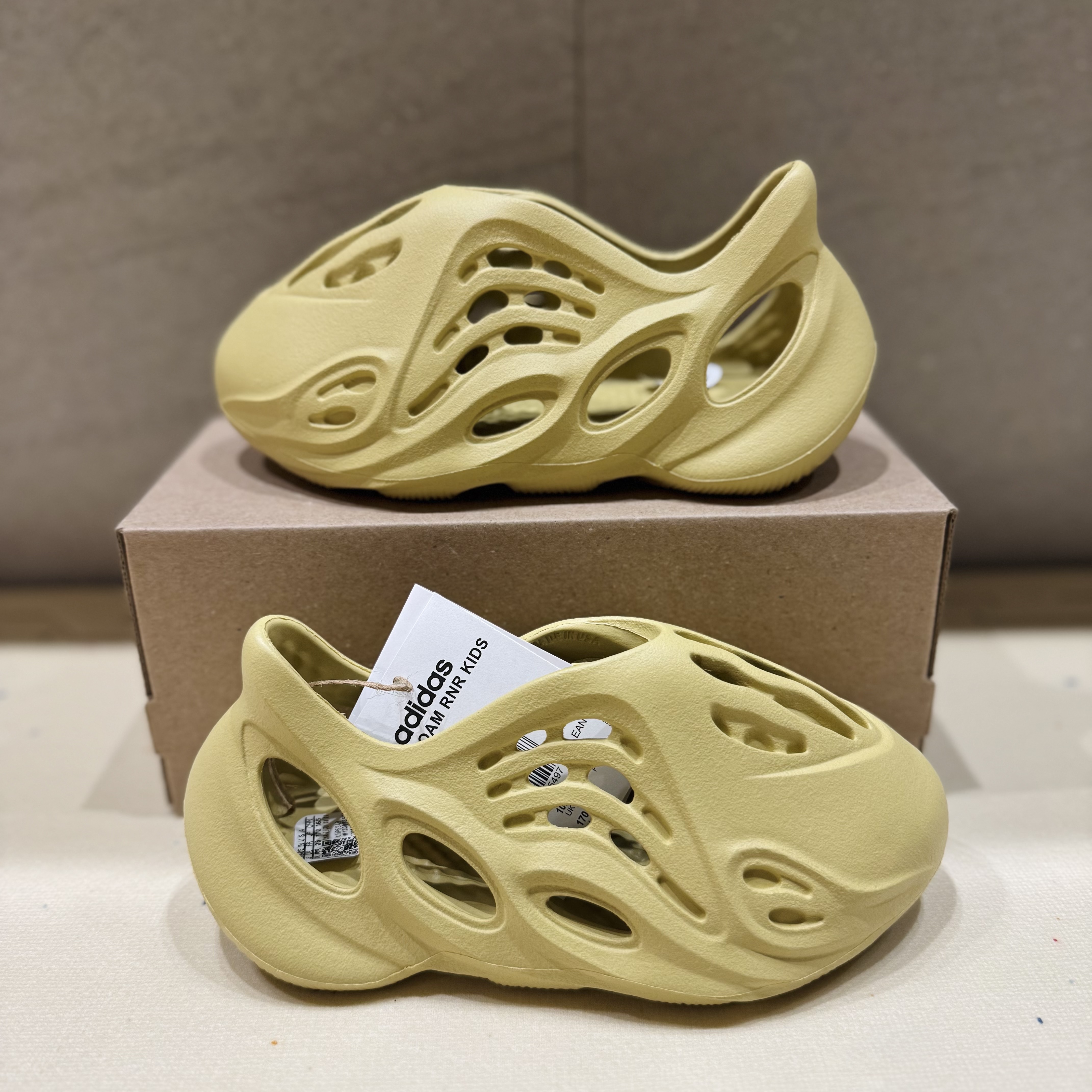 (Kids) Adidas Yeezy Foam RNNR Sulfur 착용 스타일 - 1