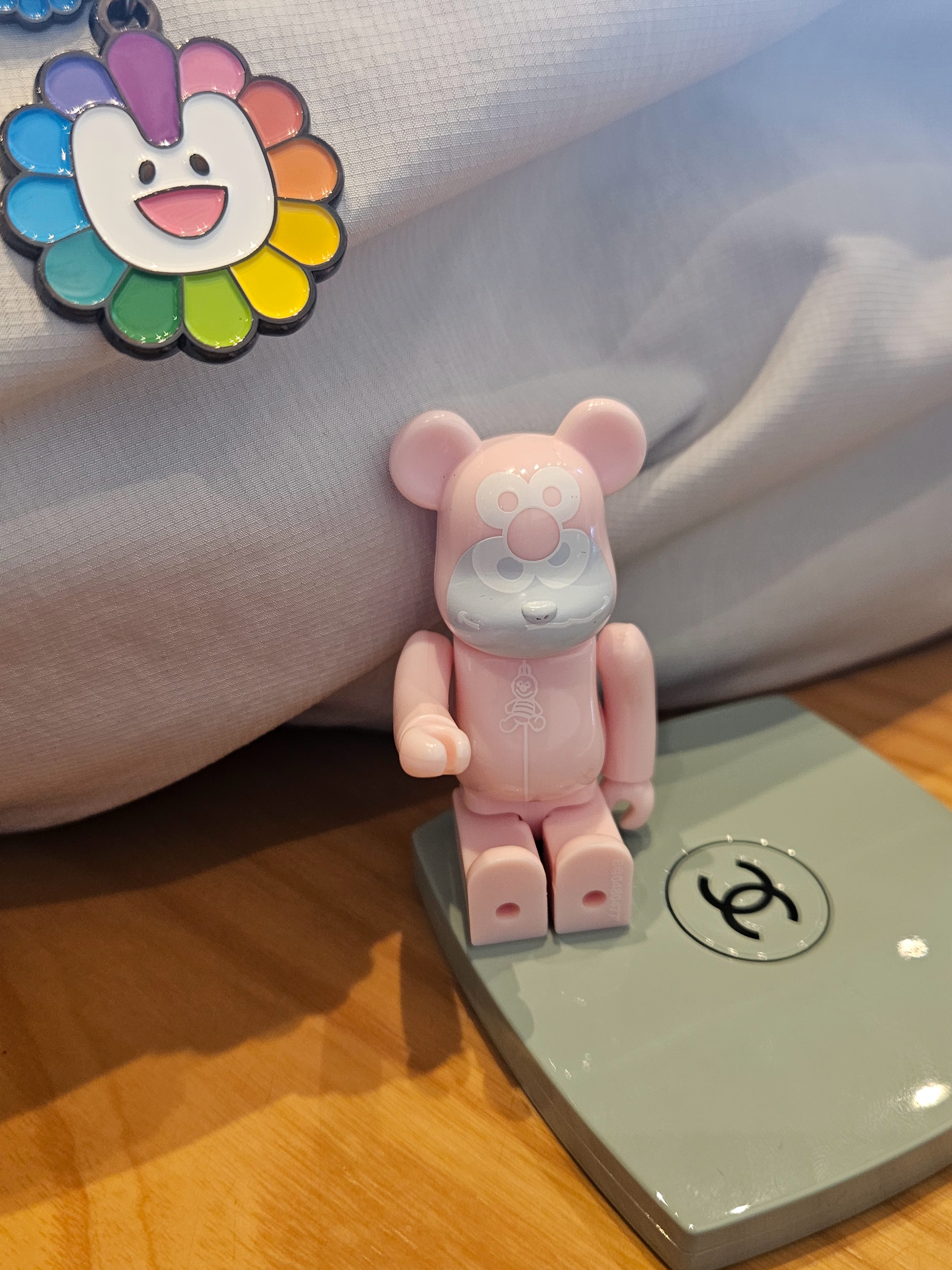 Bearbrick Series 48 Sealed Case 100% (24 Blind Boxes), NewJeans x Murakami Metal Keyring Flower 착용 스타일 - 9