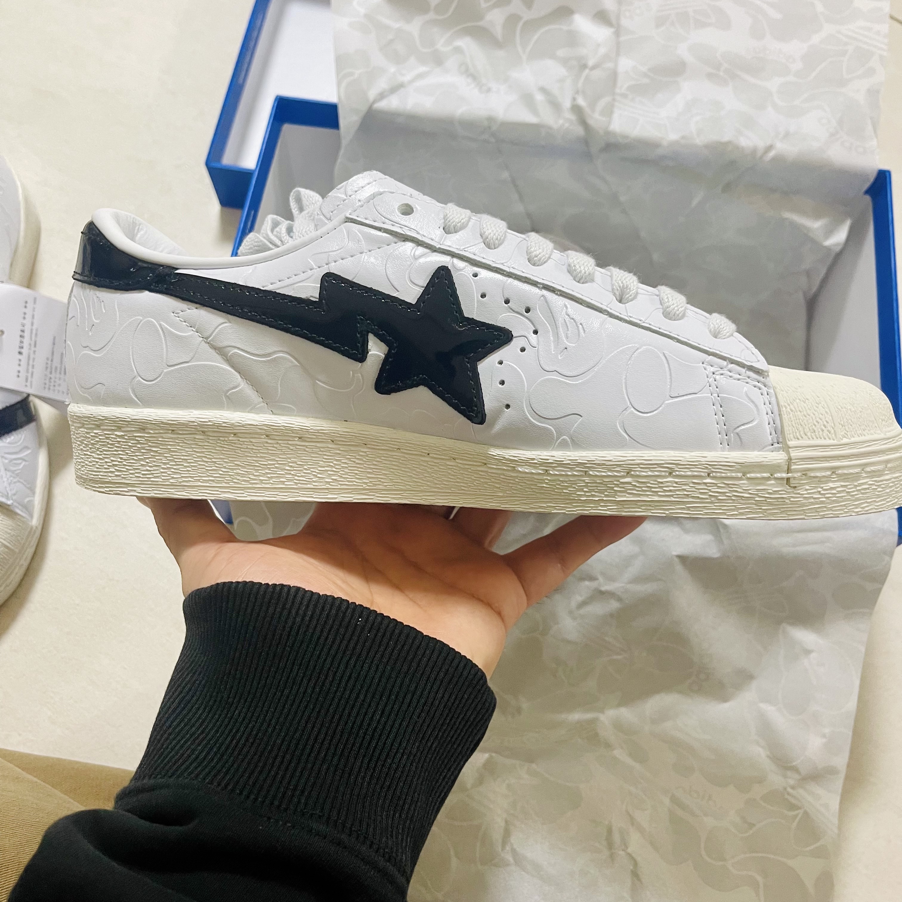 Adidas x BAPE Superstar Vintage Cloud White Core Black 착용 스타일 - 3