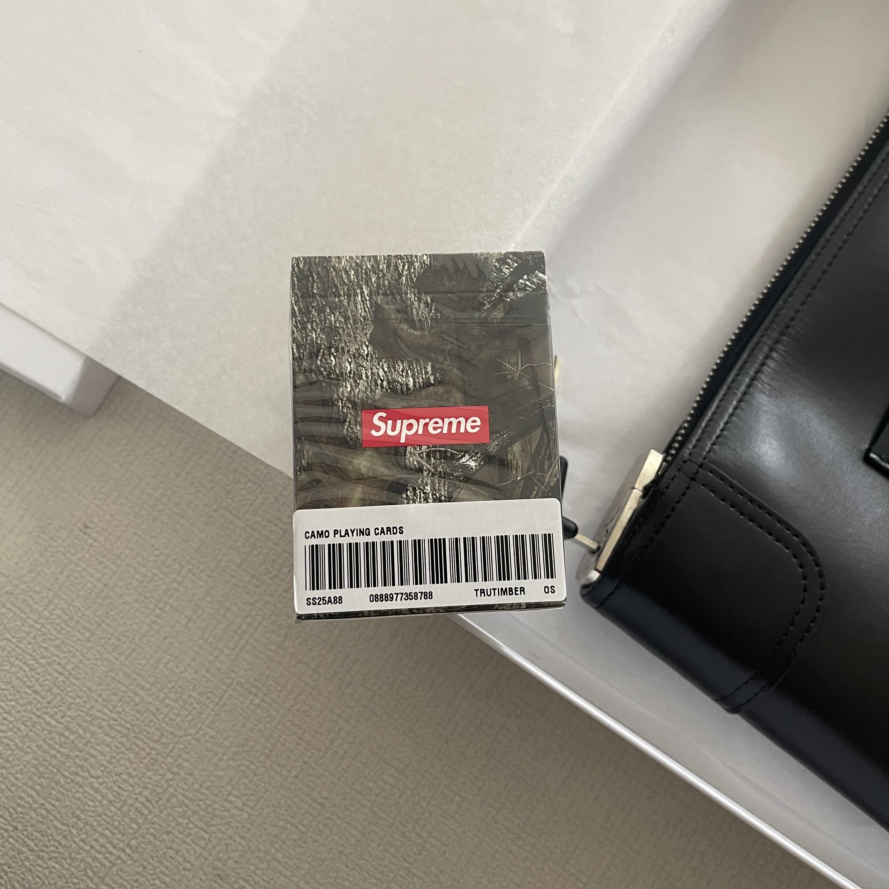 Supreme Leather Money Bag Black 착용 스타일 - 8
