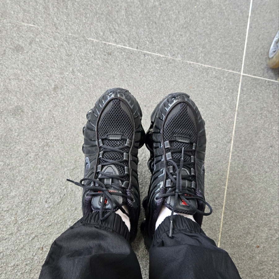 (W) Nike Shox TL Black and Max Orange 착용 스타일 - 2