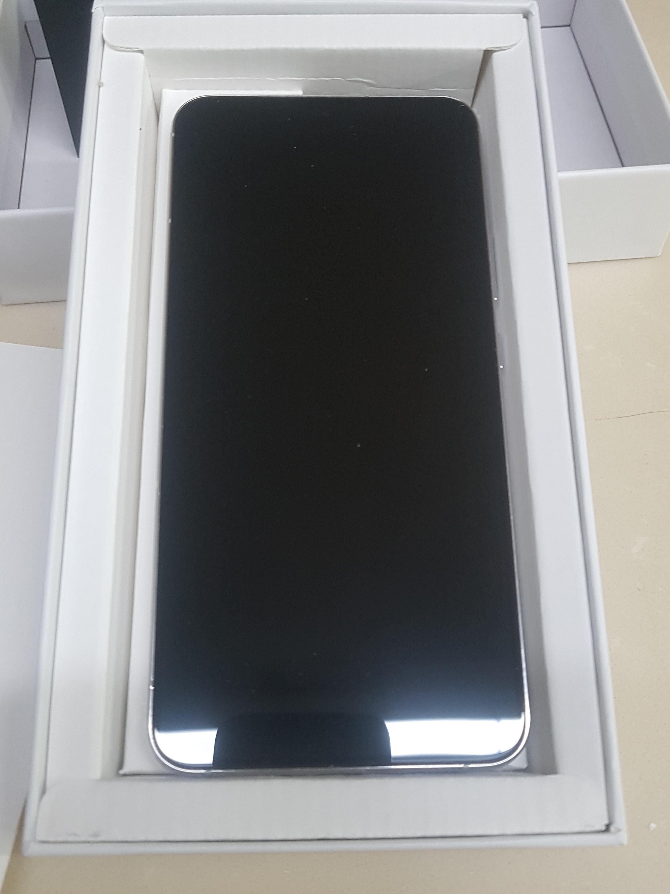 [S등급] Refurbished Galaxy S22+ 256GB Phantom White 착용 스타일 - 4