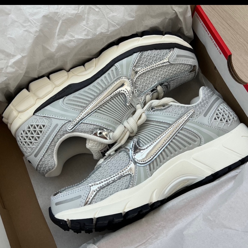 (W) Nike Zoom Vomero 5 Photon Dust and Metallic Silver 착용 스타일 - 2