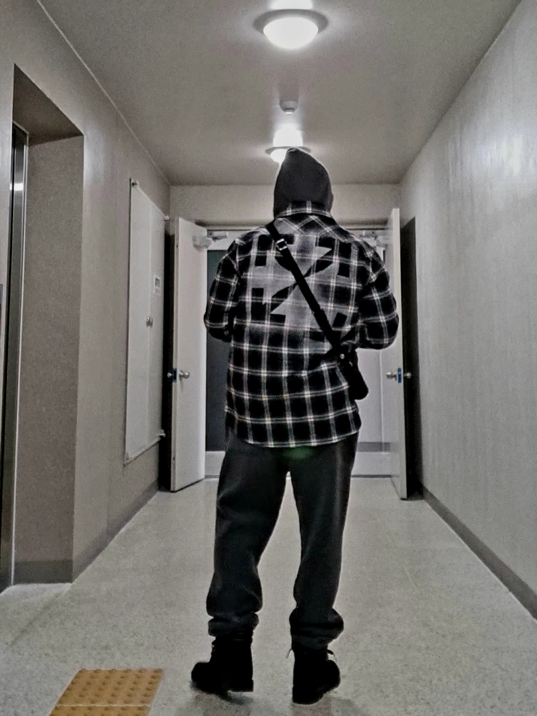 Off-White Stencil Flannel Check Shirt Black 착용 스타일 - 2