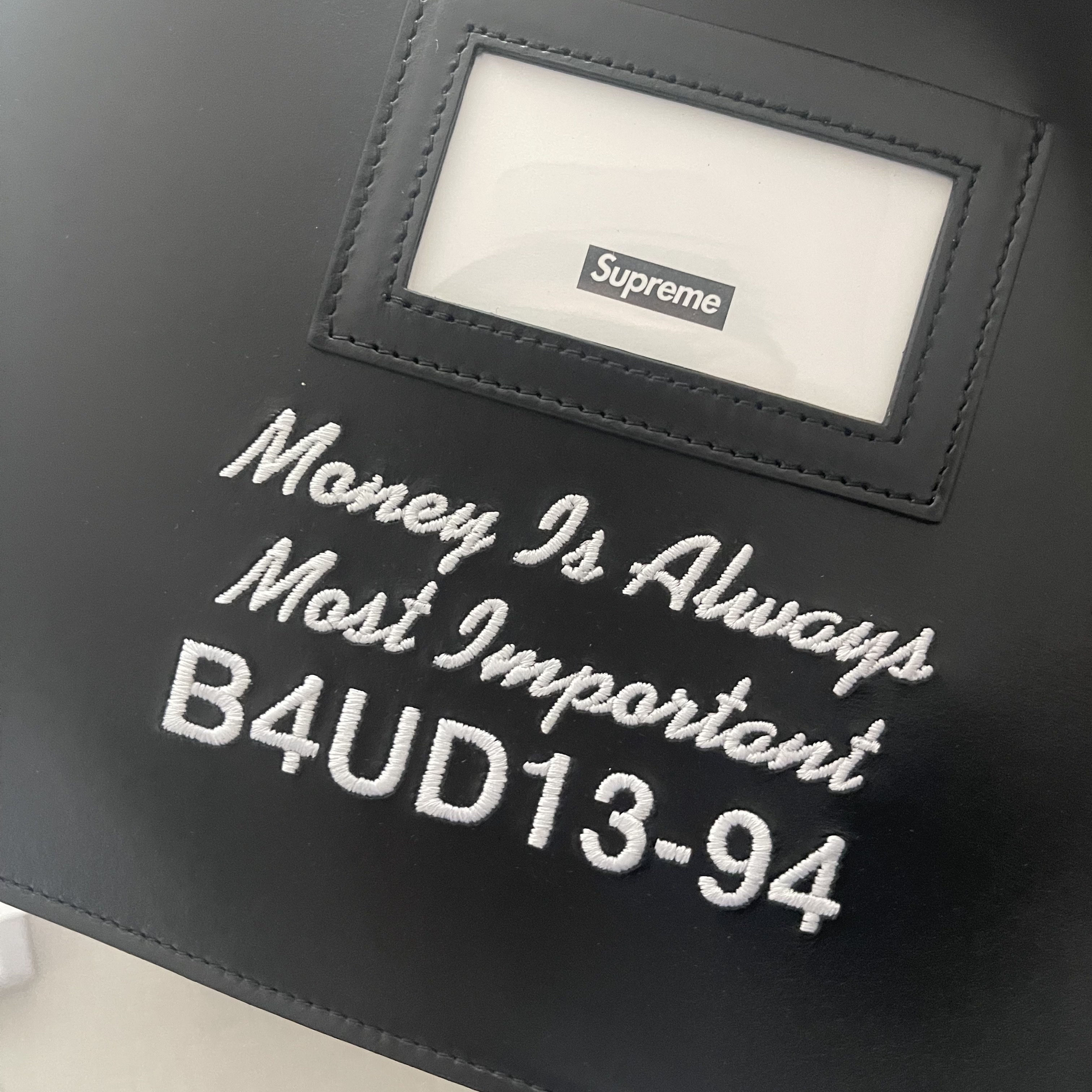 Supreme Leather Money Bag Black 착용 스타일 - 5