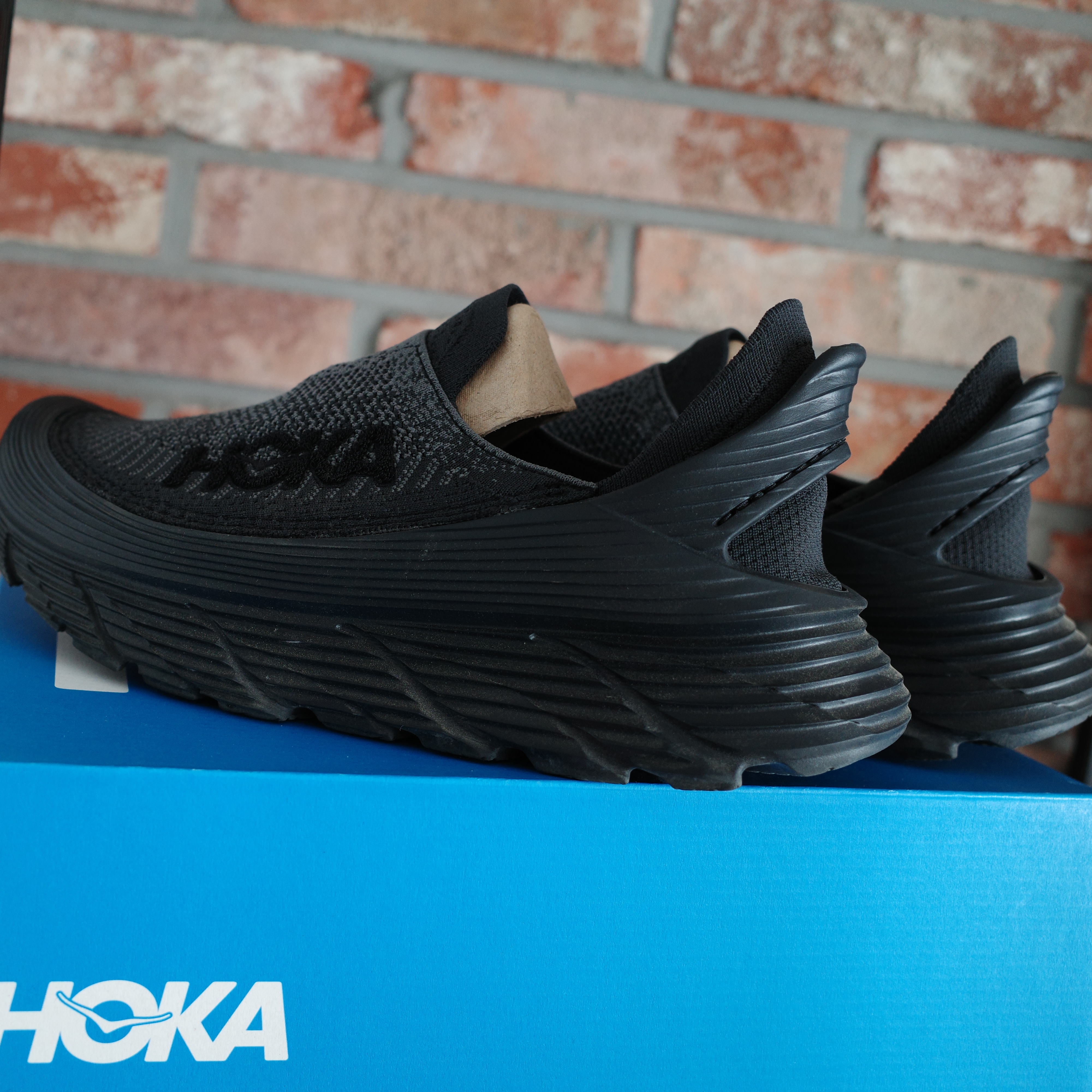 Hoka Restore TC Black 착용 스타일