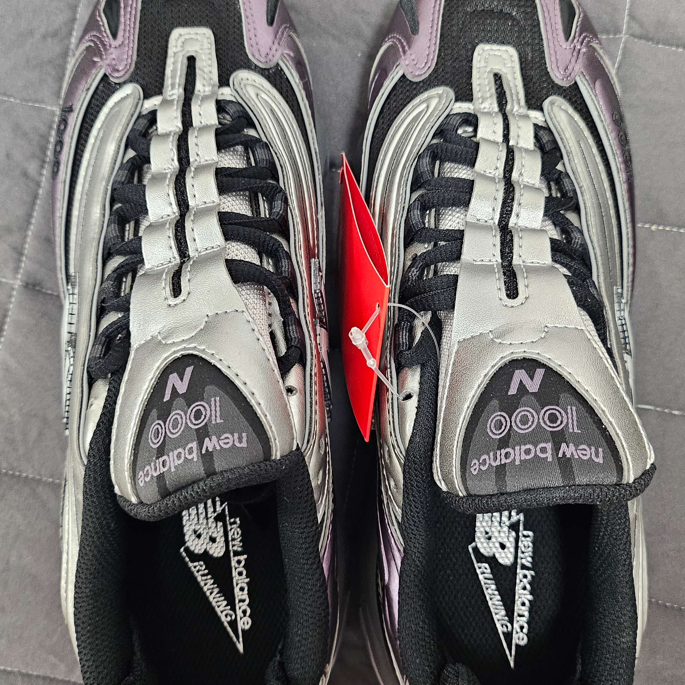 New Balance x Eladio Carrion 1000 Metallic Silver Dark Ice Wine 착용 스타일 - 2
