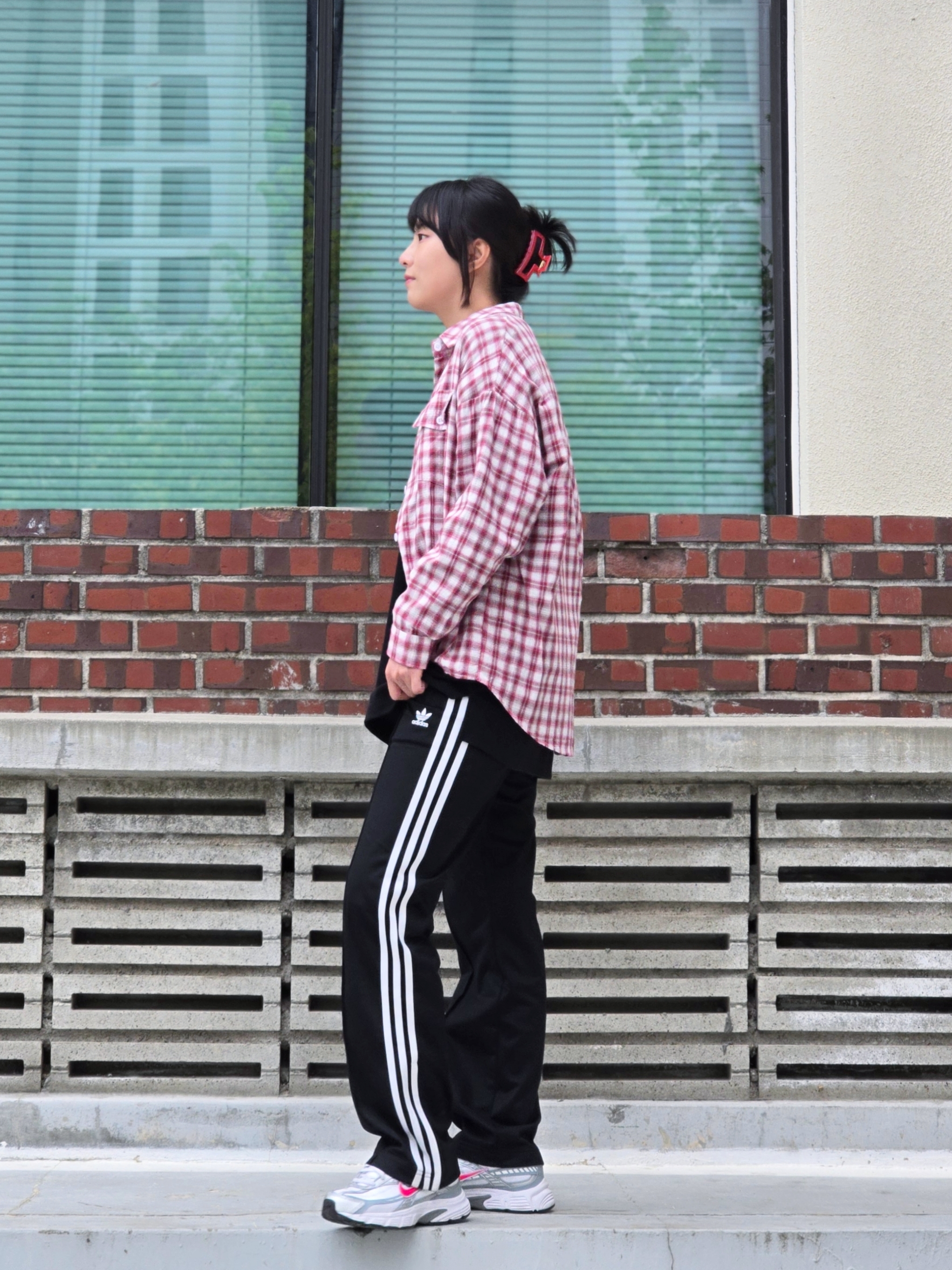(W) Adidas Adicolor Classic Firebird Track Pants Black - KR Sizing, (W) Nike Initiator Cherry Metallic Silver 착용 스타일 - 2