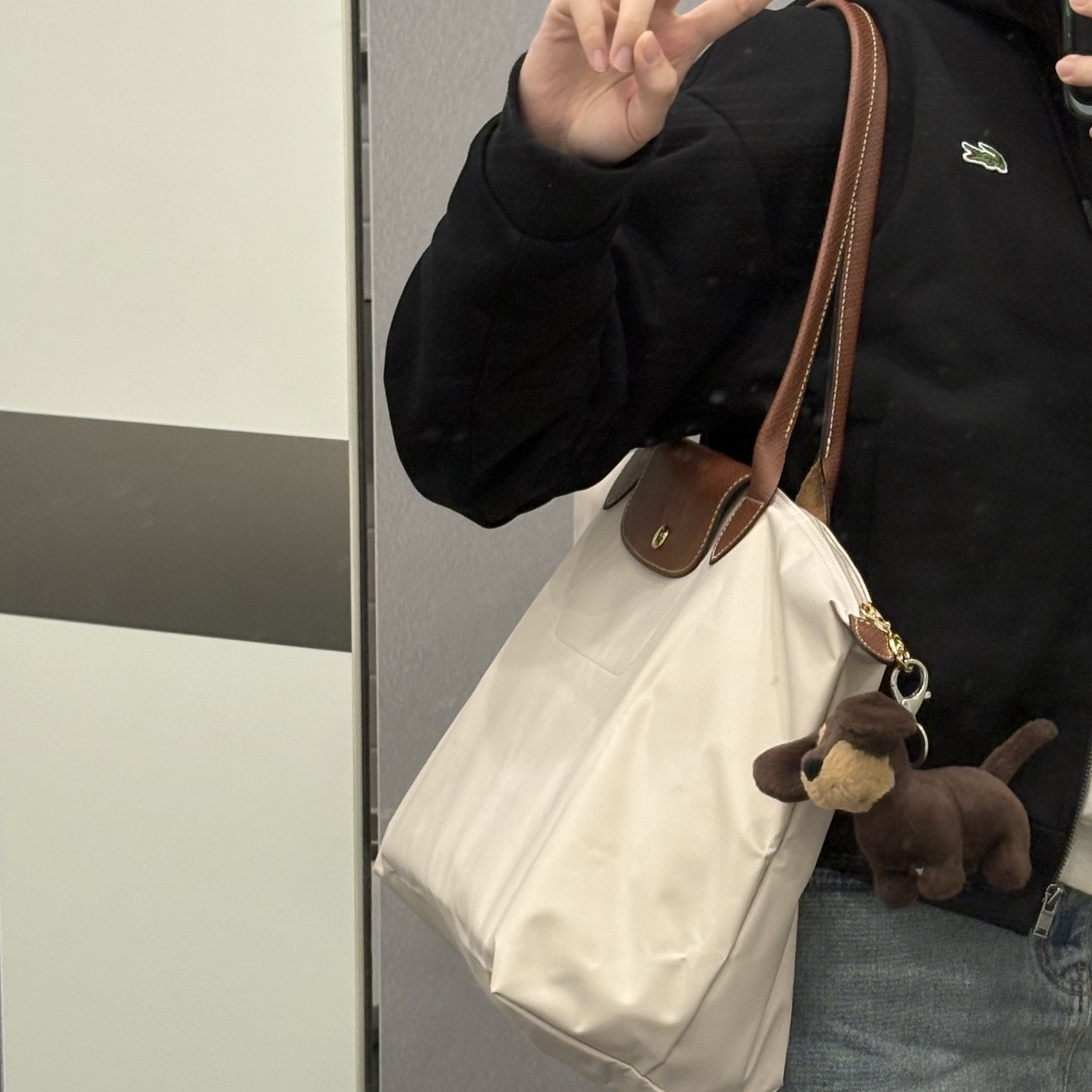 Jellycat Otto Sausage Dog Bag Charm Brown 착용 스타일 - 2
