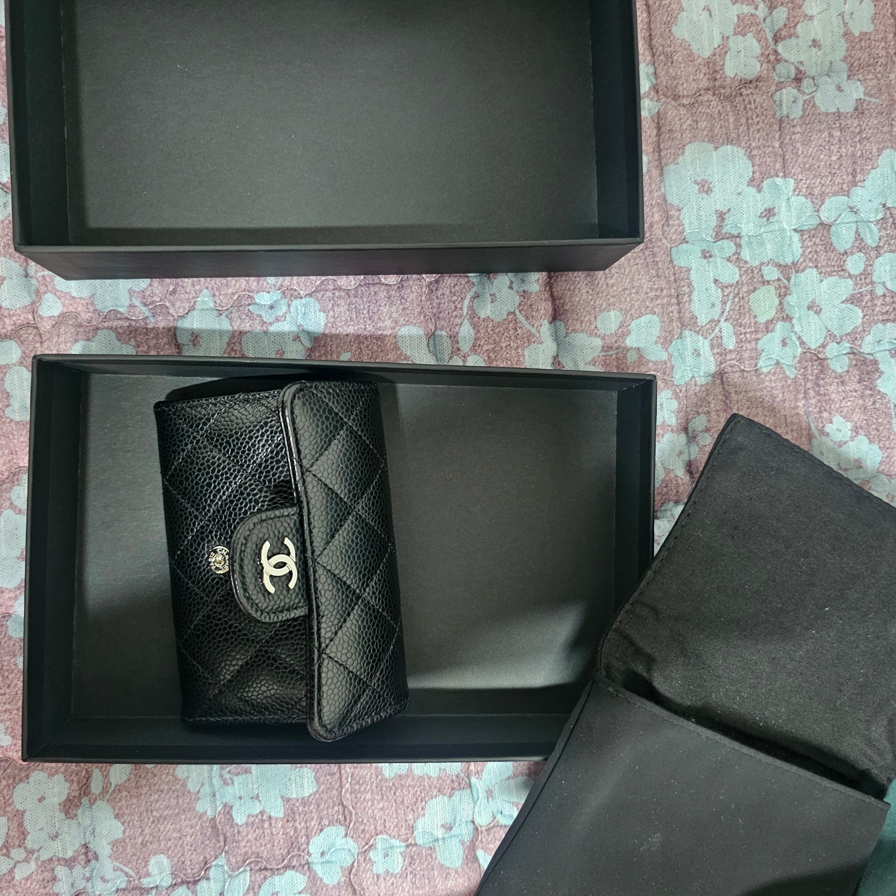 Chanel Classic Card Holder Grained Calfskin & Silver Black 착용 스타일