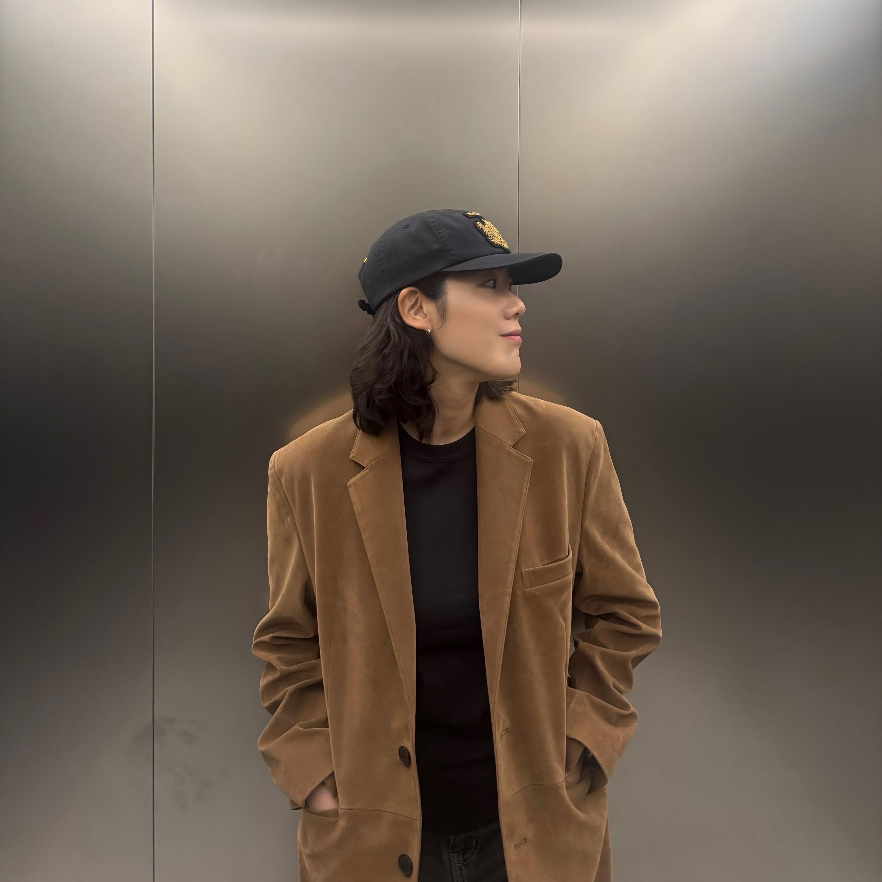 Supreme Bullion Dragon 6-Panel Black - 25SS, Jordan x Travis Scott Jumpman Jack TR Black and Dark Mocha 착용 스타일 - 3