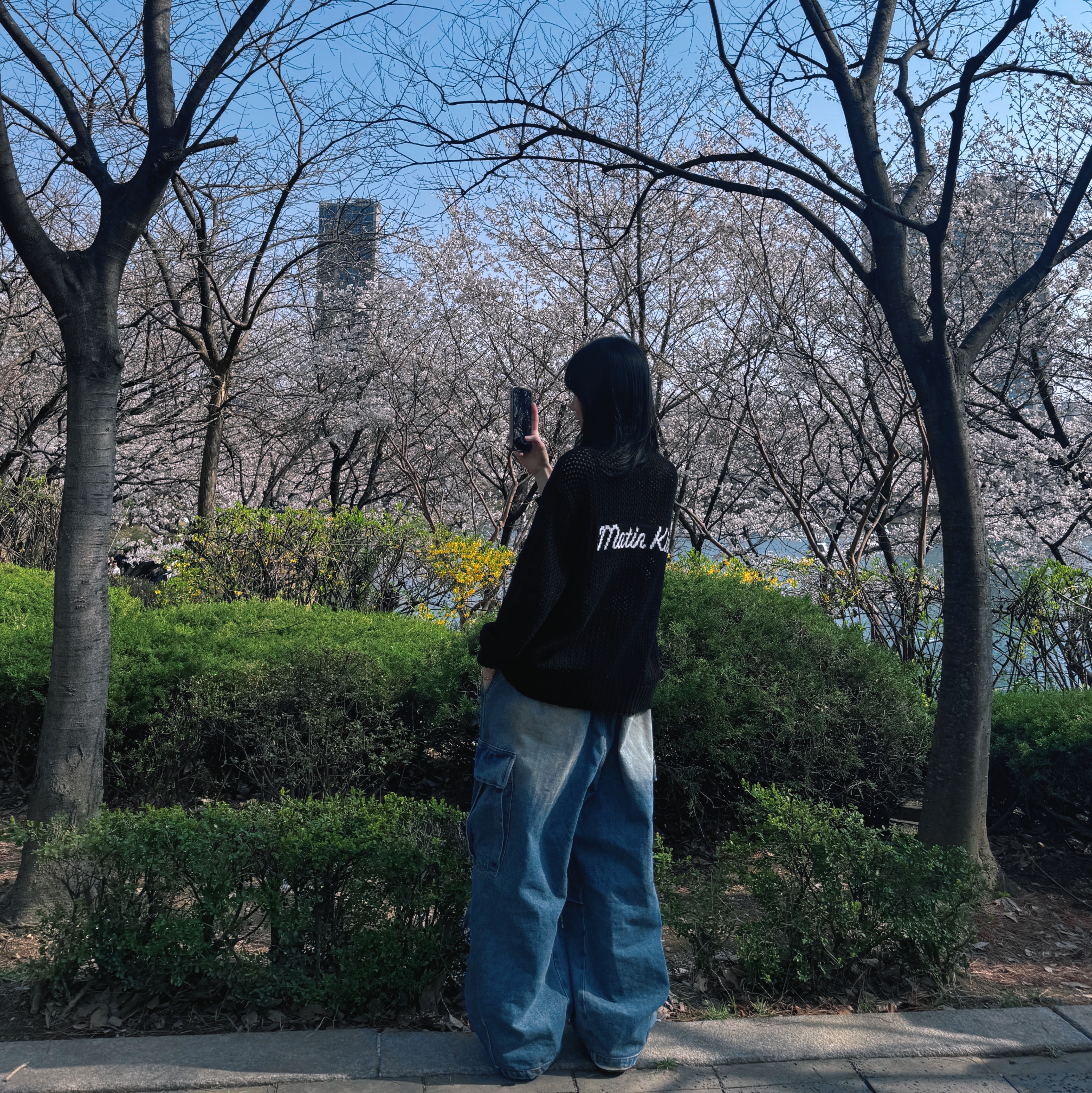 Matin Kim Back Logo Jacquard Knit Zip Up Black 착용 스타일