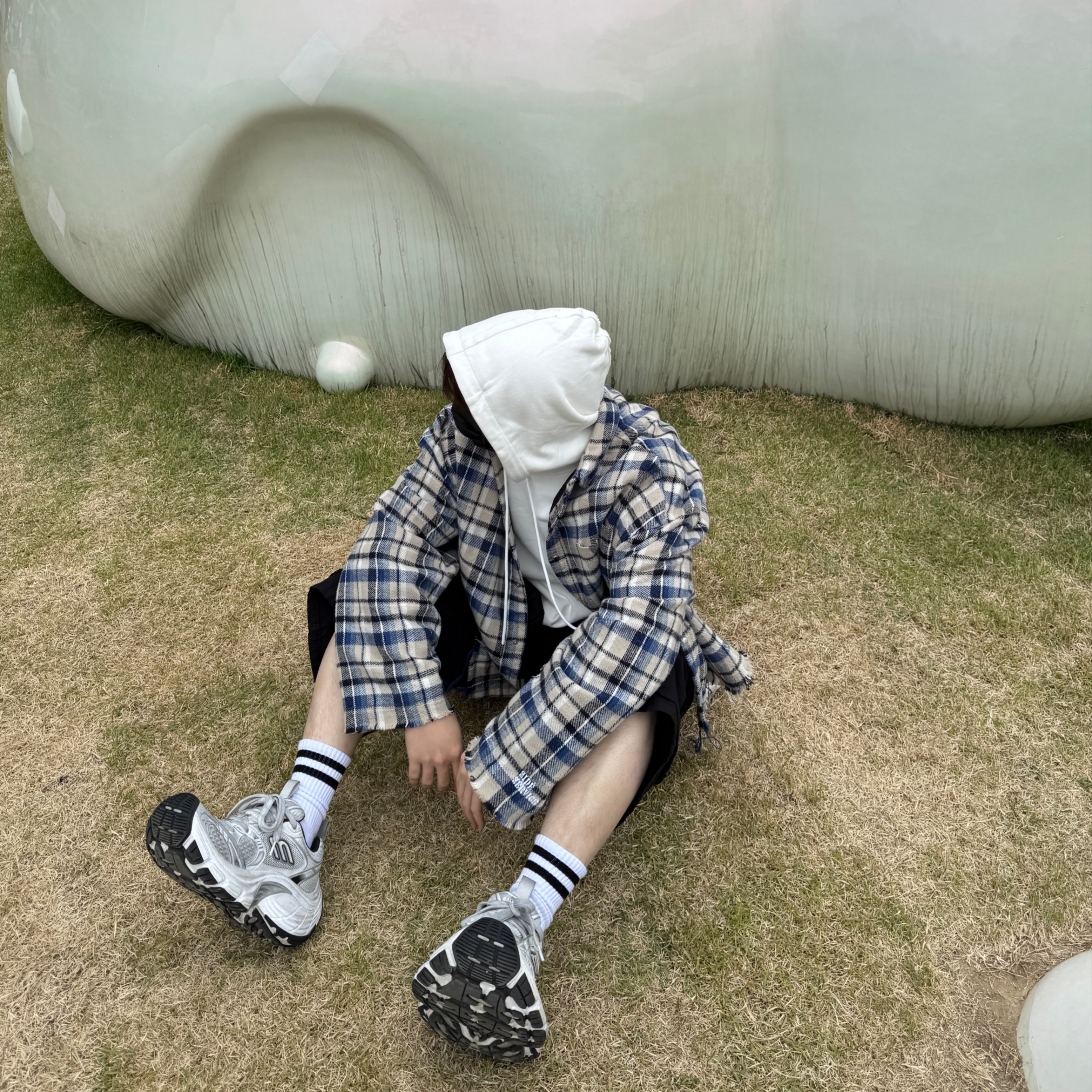 Balenciaga 10XL Sneakers White Grey Silver Black 착용 스타일 - 1