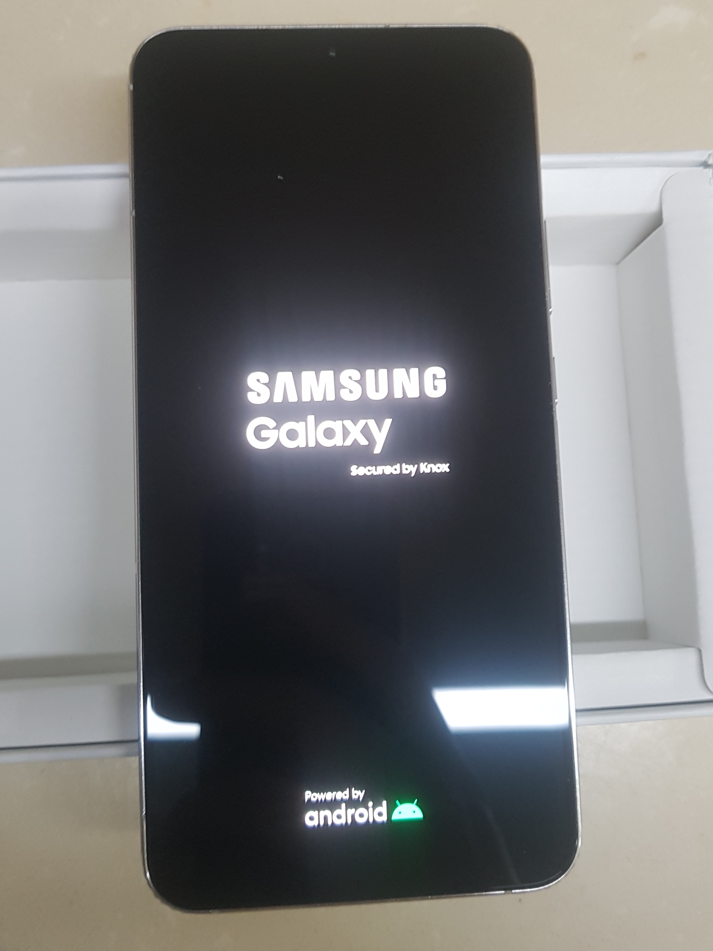 [S등급] Refurbished Galaxy S22+ 256GB Phantom White 착용 스타일 - 10