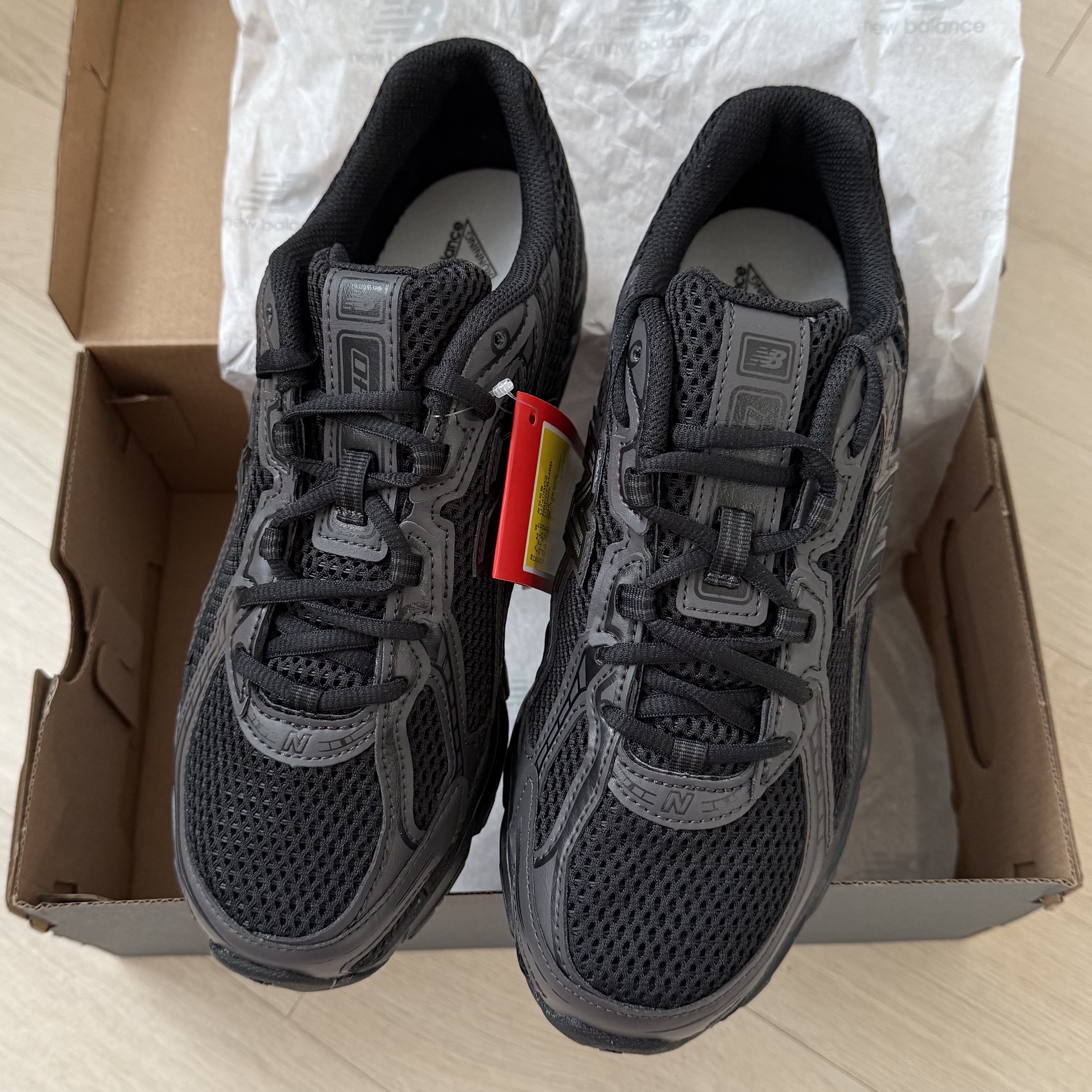 New Balance 740v2 Black Silver Metallic 착용 스타일 - 1