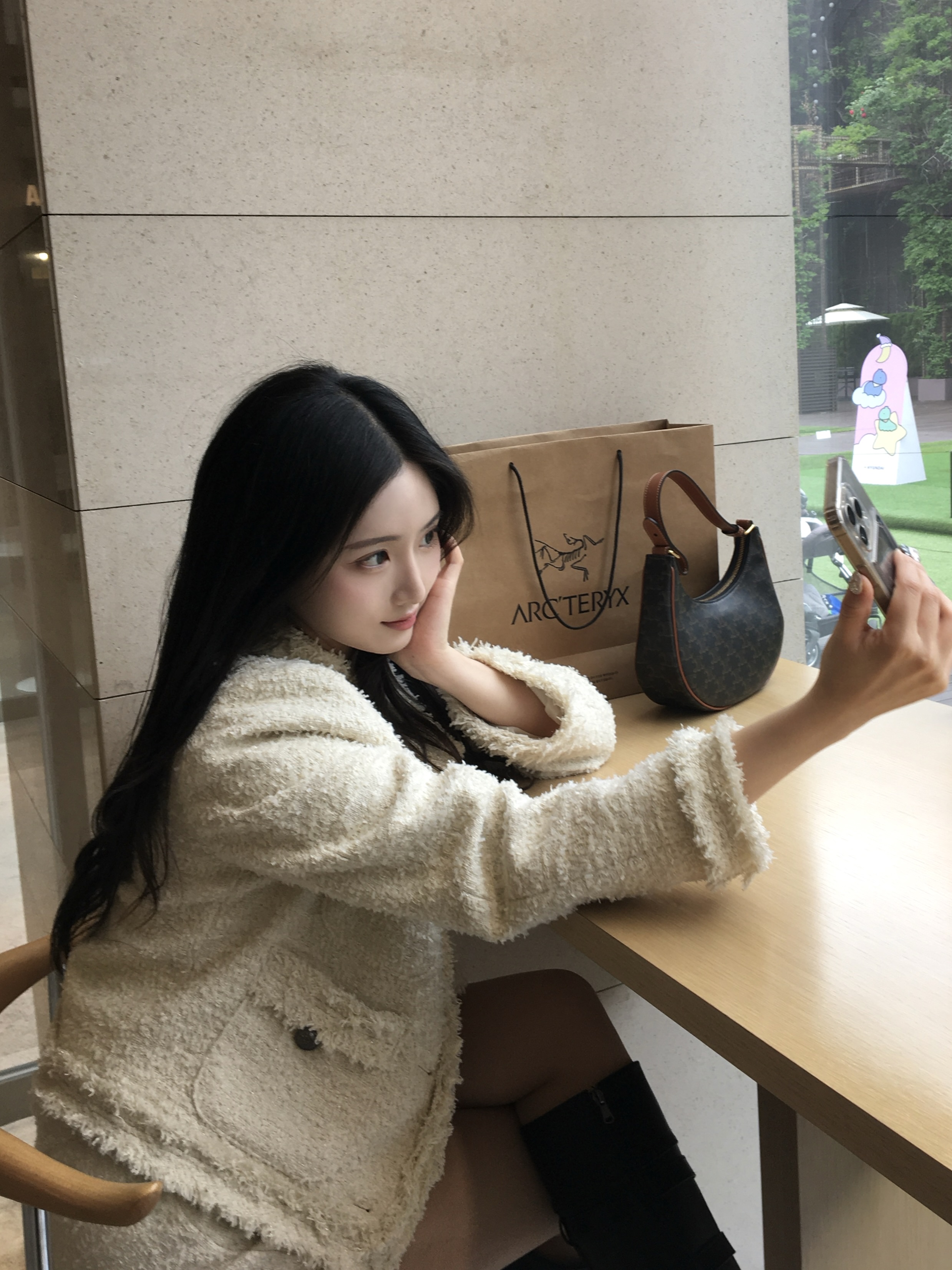 Celine Ava Bag in Triomphe Canvas and Calfskin Tan, Arc'teryx Heliad 15 Backpack Black 착용 스타일 - 3