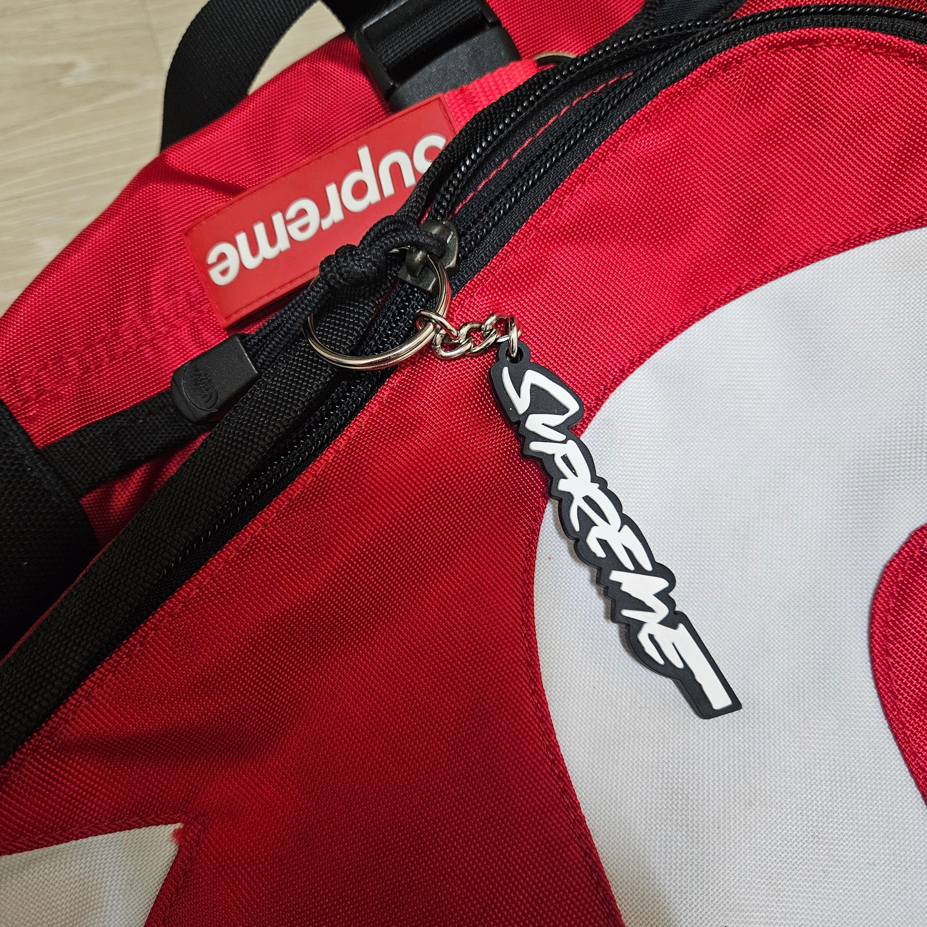 Supreme Webbing Keychain Red - 23SS, Supreme Futura Logo Keychain Black - 20FW 착용 스타일