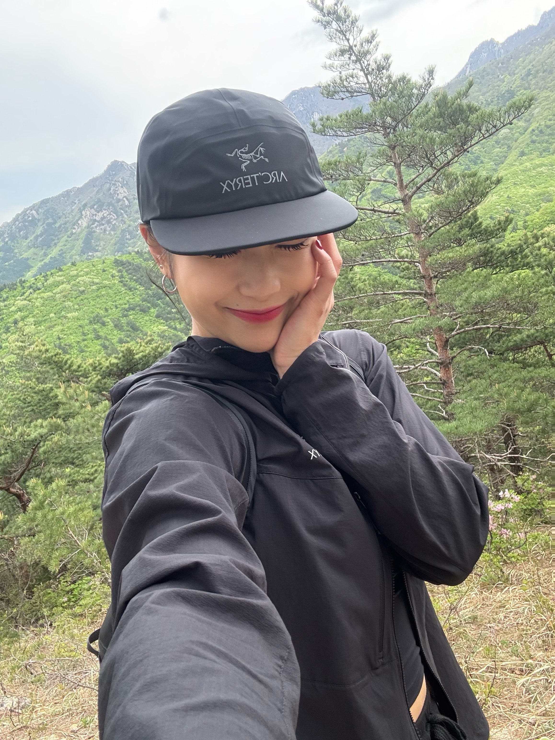 Arc'teryx Gore 5 Panel Cap Black, Arc'teryx Heliad 15 Backpack Black 착용 스타일 - 6