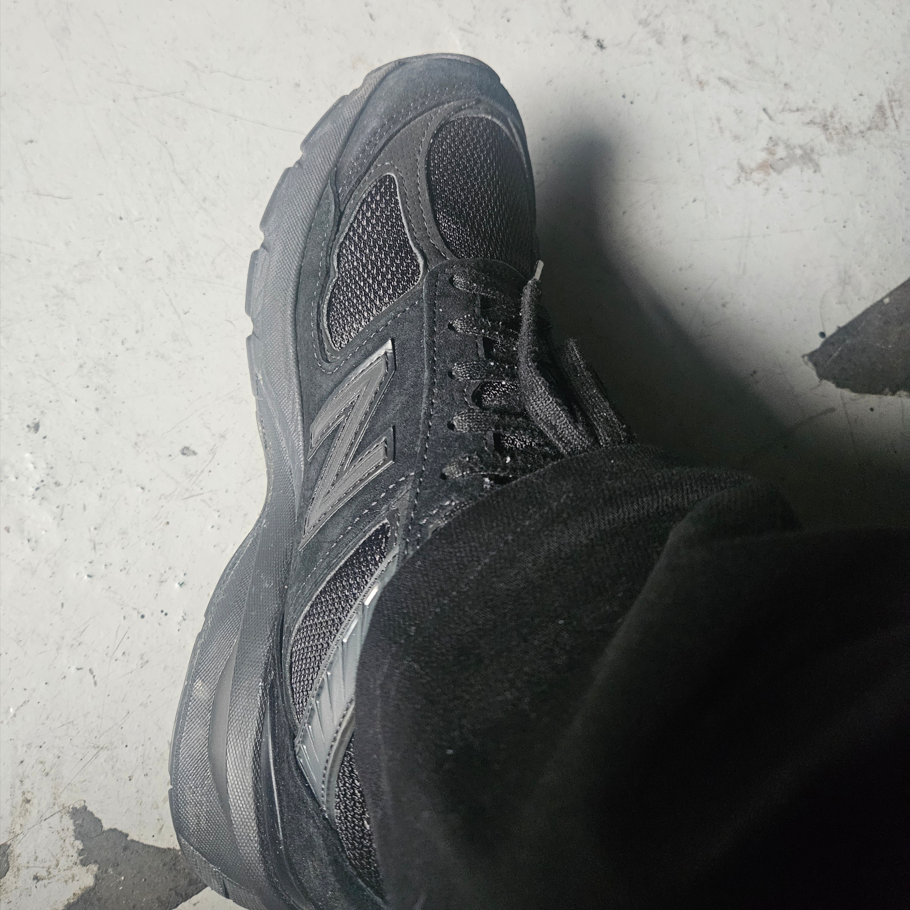 New Balance 990v5 Made in USA Triple Black - D Standard 착용 스타일
