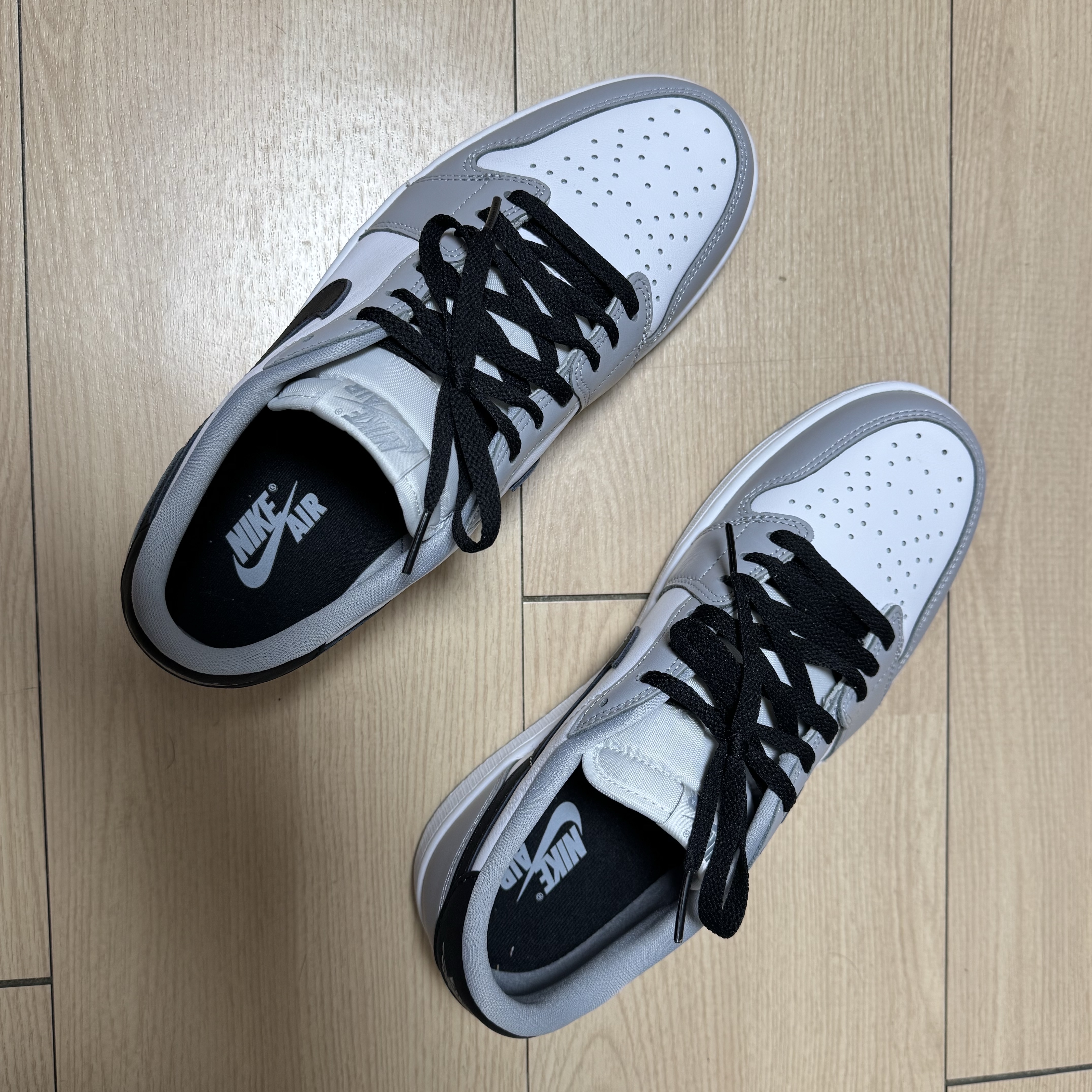 Jordan 1 Retro Low OG Wolf Grey and White 착용 스타일 - 1