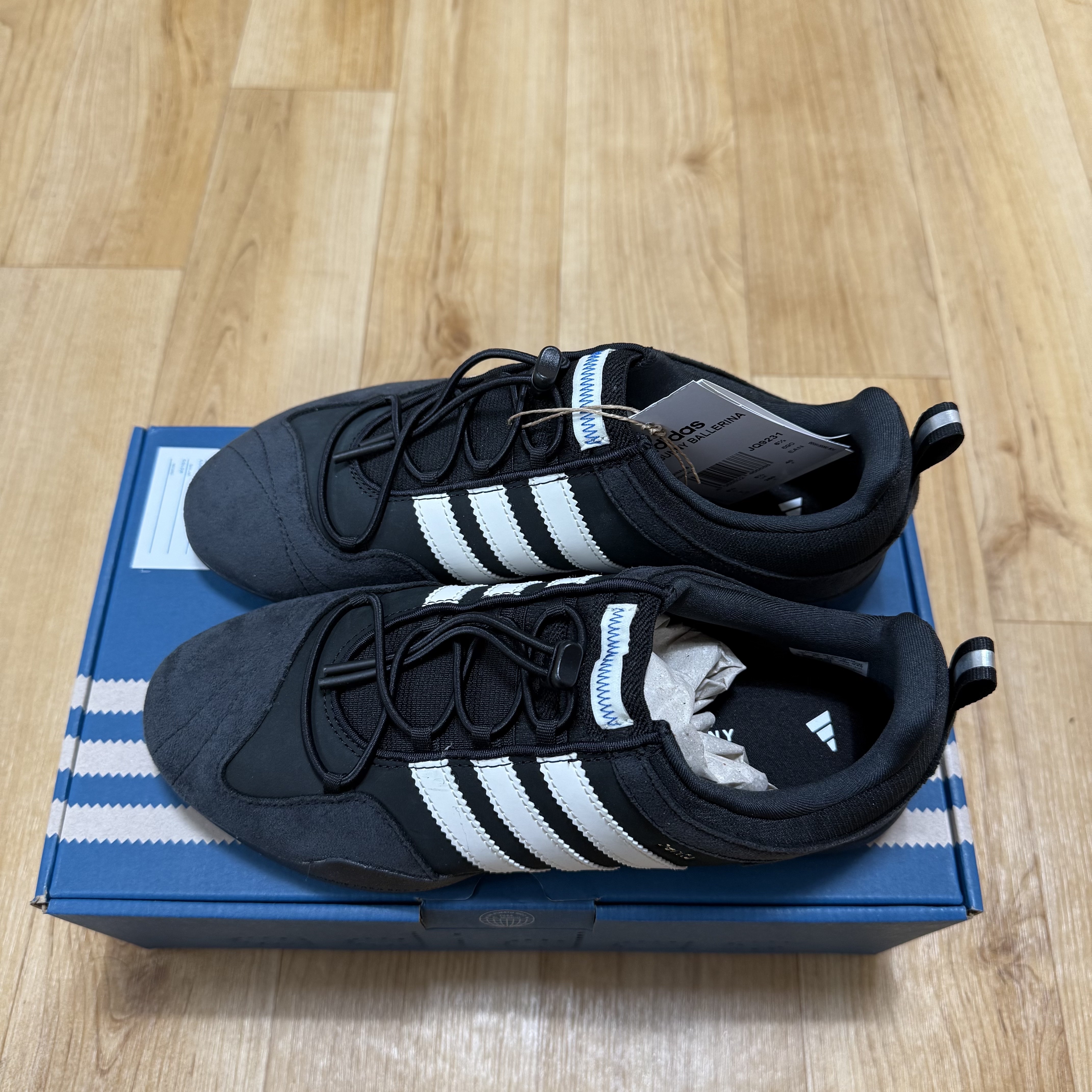 Adidas x Bad Bunny Ballerina Core Black Chalk White 착용 스타일 - 2