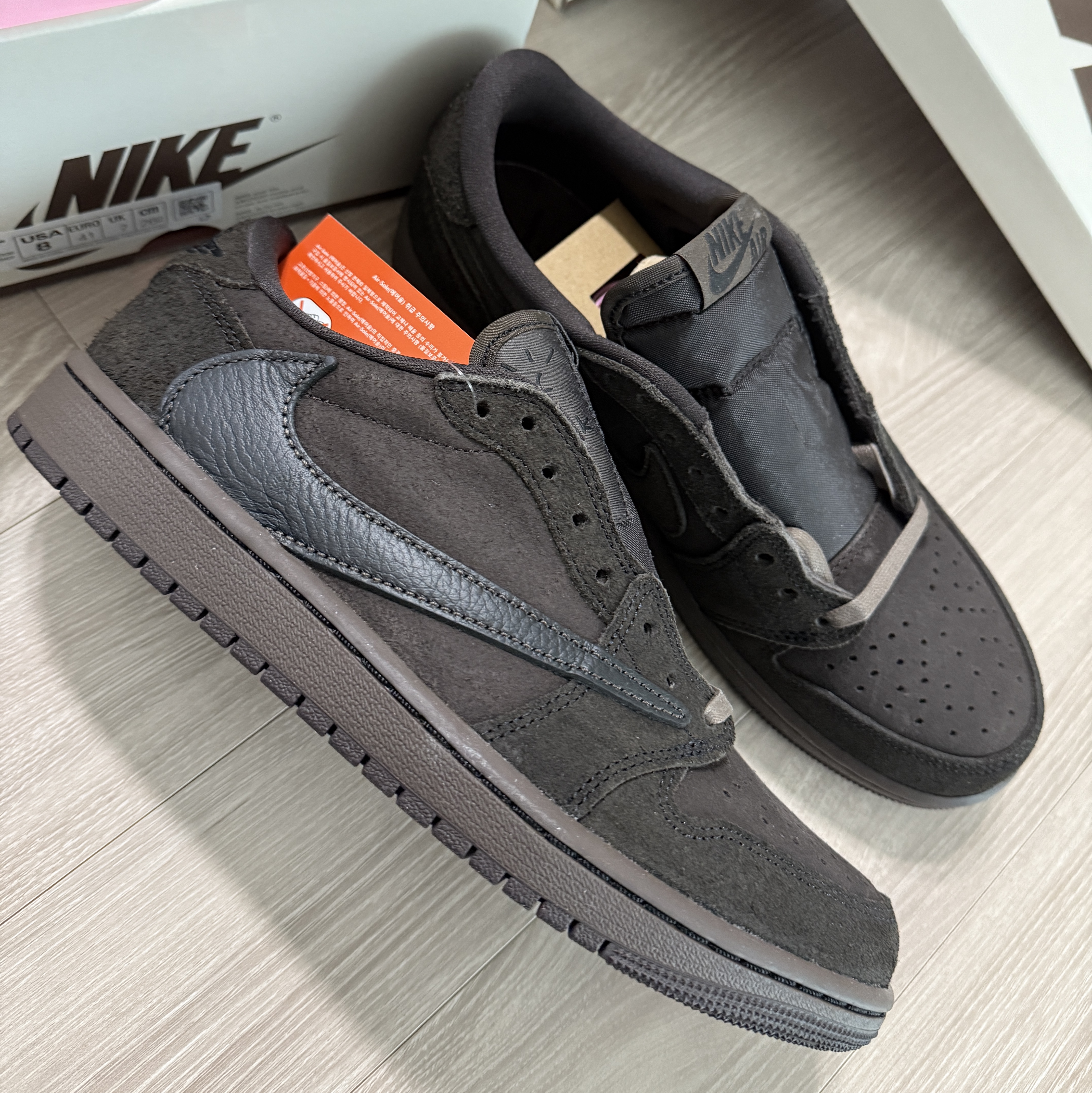 Jordan 1 x Travis Scott Retro Low OG SP Velvet Brown and Dark Mocha 착용 스타일