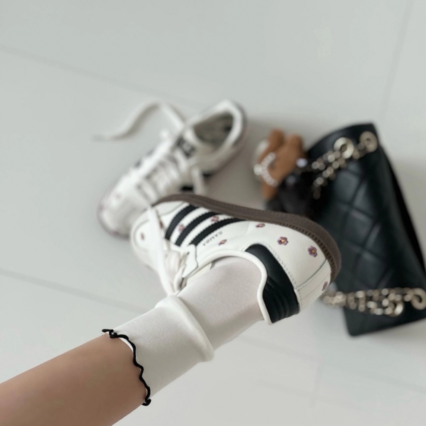 (W) Adidas Samba OG Cloud White Core Black, (W) Adidas Adilenium Season 2 Oversized Zip Track Top Gender Neutral Black - KR Sizing 착용 스타일 - 4